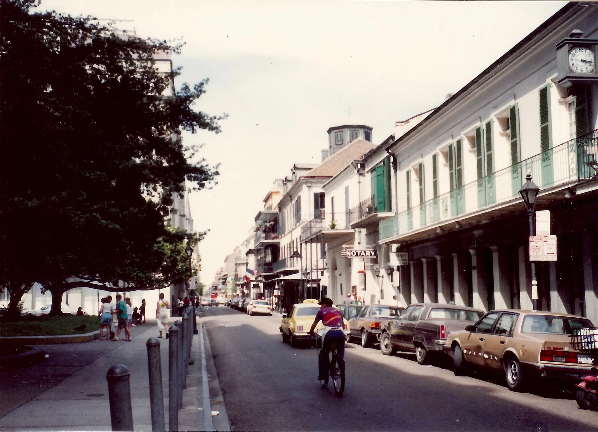 Häuserzeile mit gusseisernen Balkonen an der Chartres Street im French Quarter von New Orleans