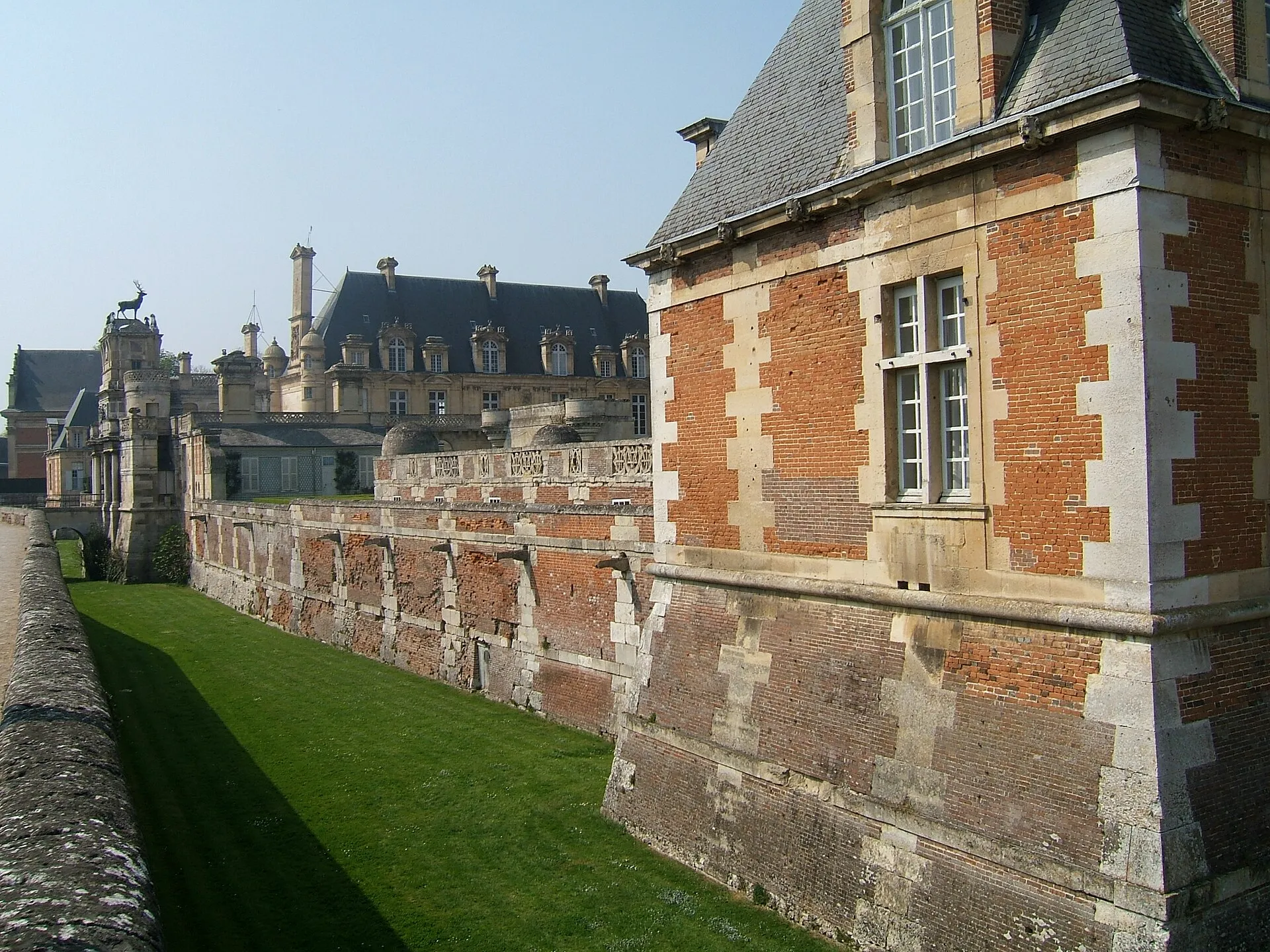 Nordfassade des Château d'Anet mit Torbau und Kapelle