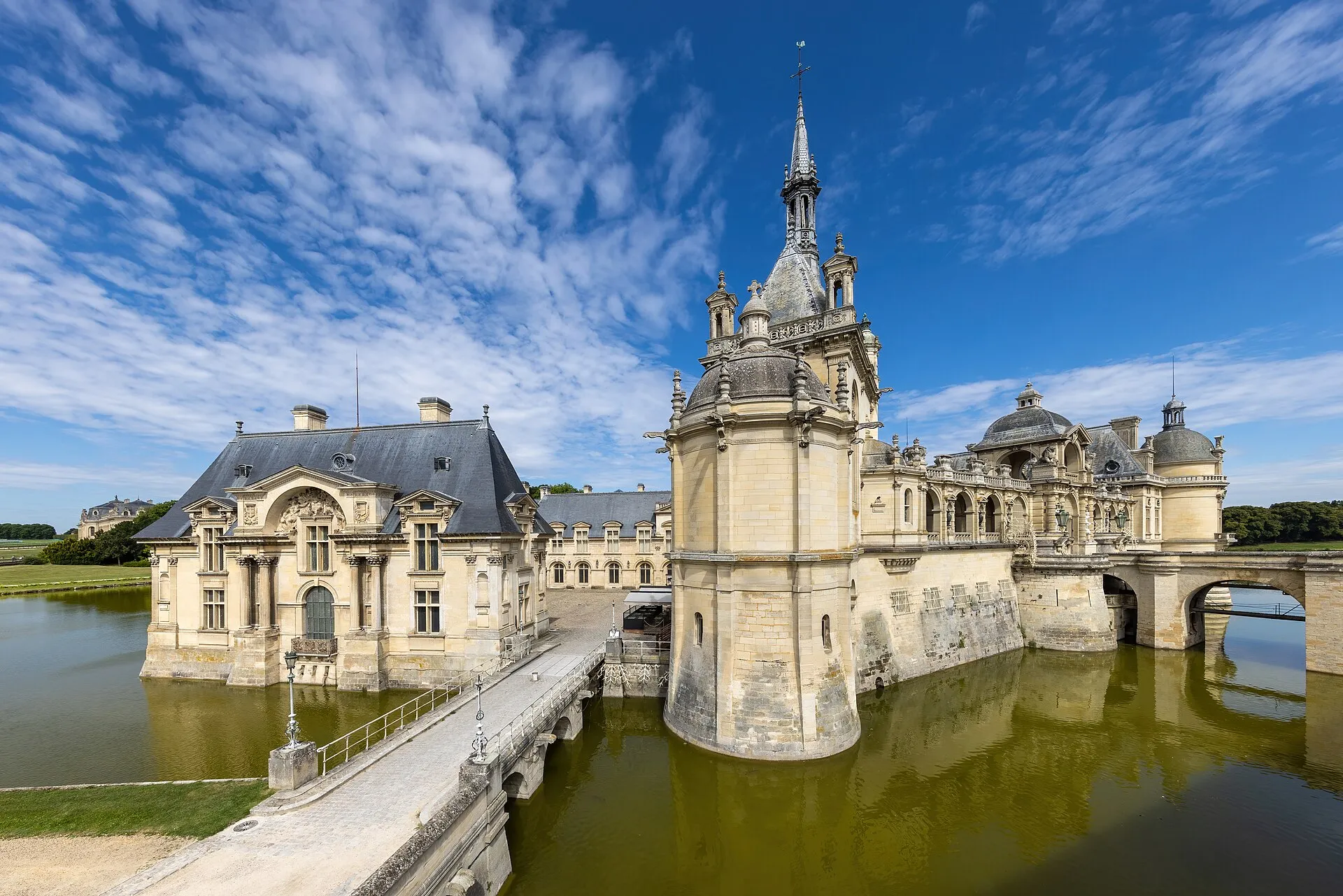 Château de Chantilly mit Brücke und Wassergraben