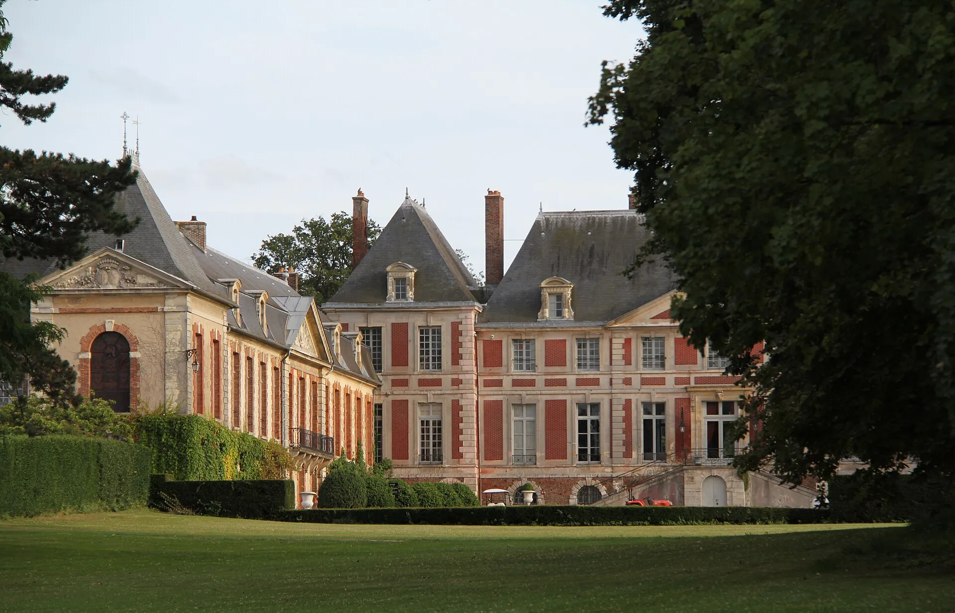 Schloss Guermantes mit heller Fassade, Freitreppe und Park