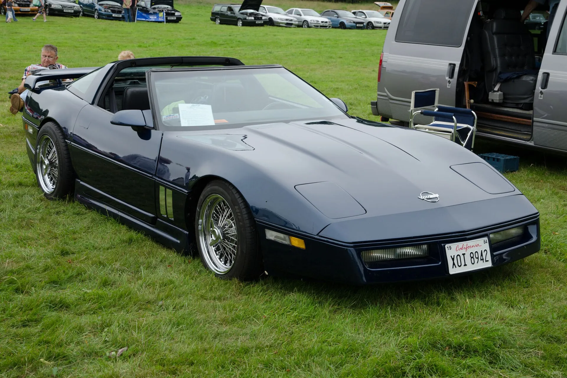 Dunkelblaue Chevrolet Corvette C4 des Modelljahrs 1984