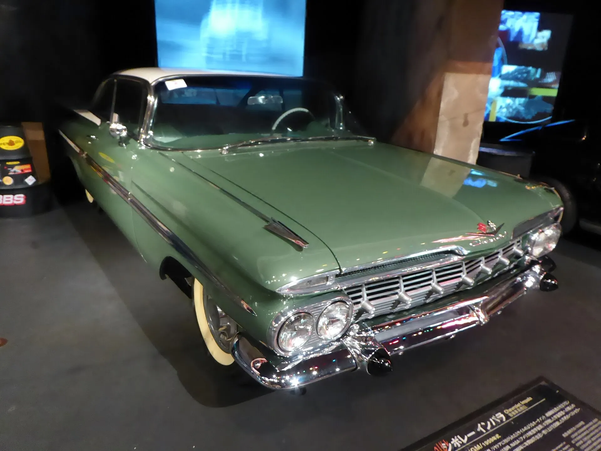 Weißes Chevrolet Impala Cabriolet von 1959