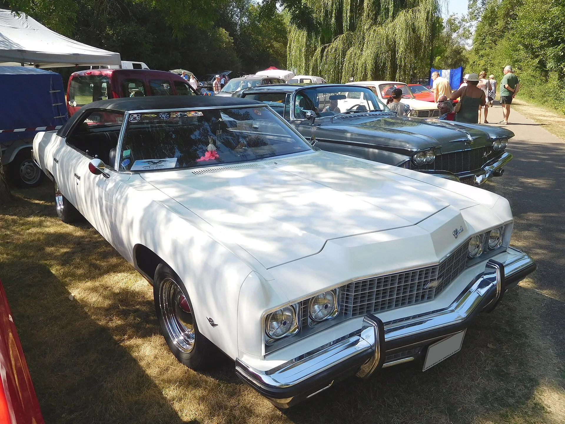 Weiße viertürige Chevrolet-Impala-Limousine des Modelljahrs 1973