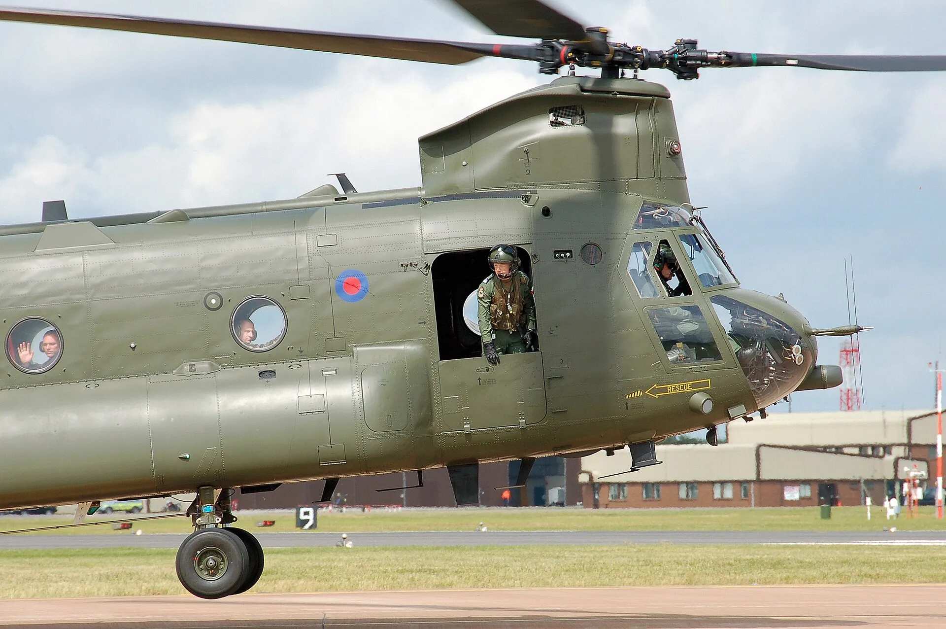 Olivgrüner Boeing Chinook HC2 der Royal Air Force beim Start