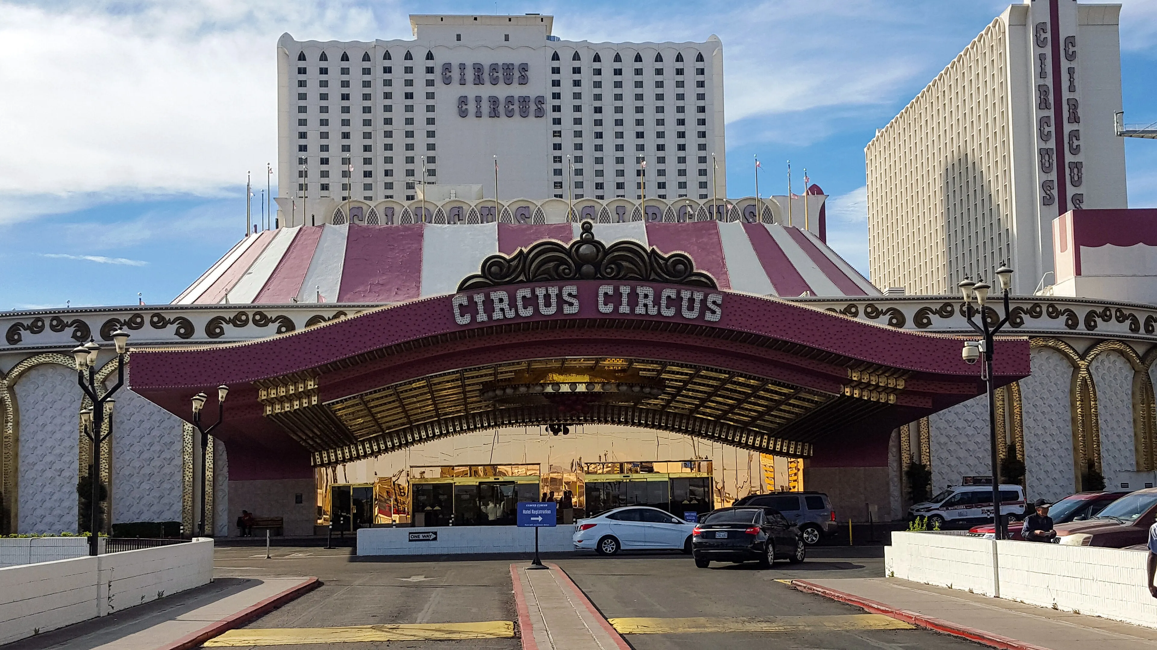 Eingang des Casinos Circus Circus in Las Vegas mit dem Clown-Schild
