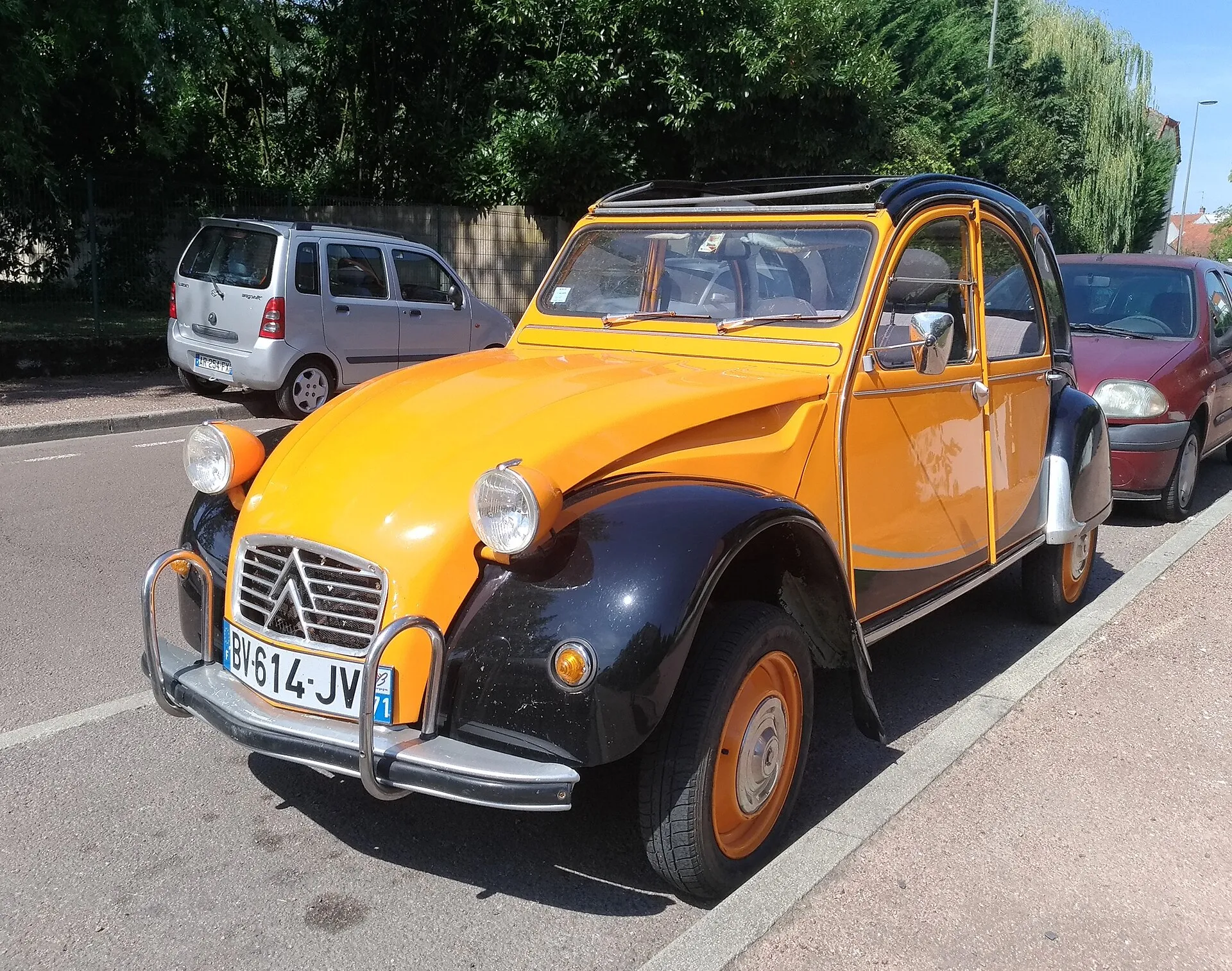 Gelber Citroën 2CV von schräg vorn