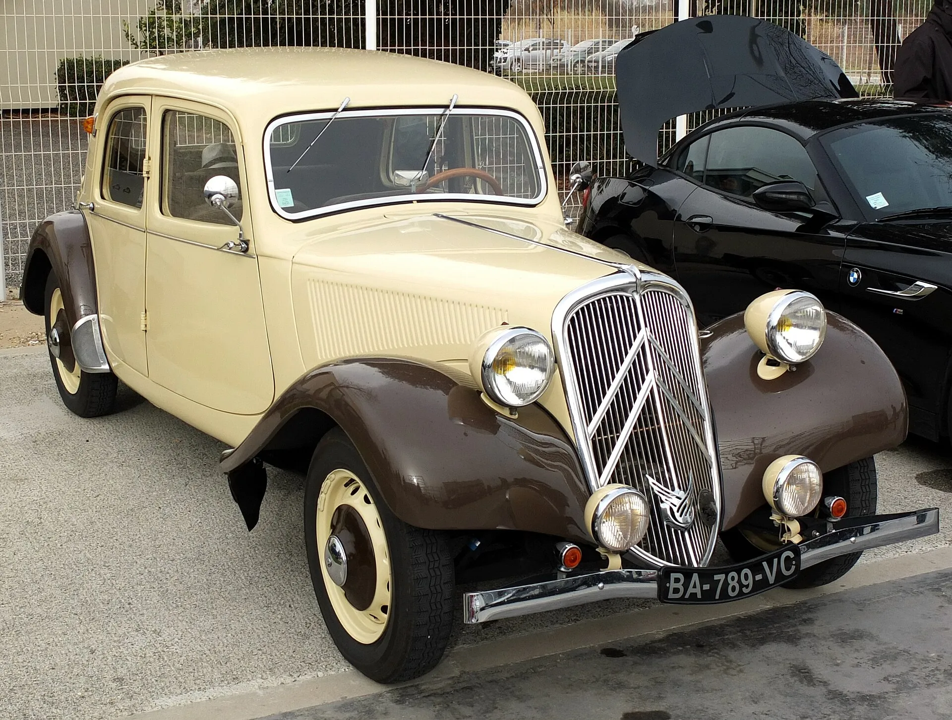 Beige-brauner Citroën Traction Avant 11 BL von 1950 mit Chromkühlergrill und freistehenden Scheinwerfern, schräg von vorn