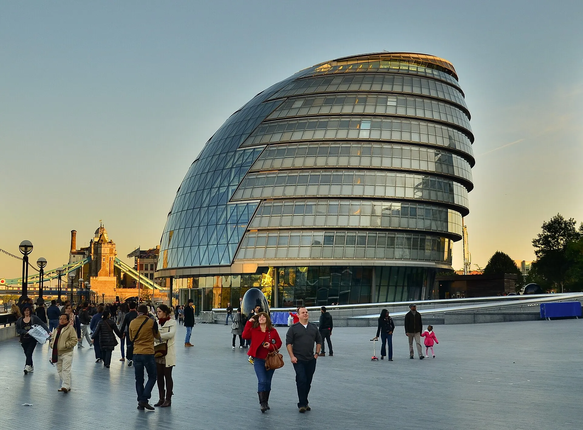Das gläserne ehemalige London City Hall neben der Tower Bridge