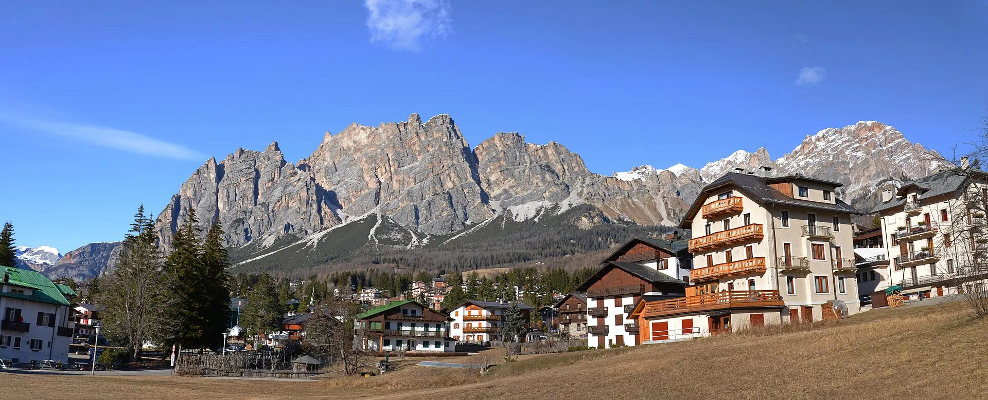 Panorama von Cortina d’Ampezzo vor den Dolomiten