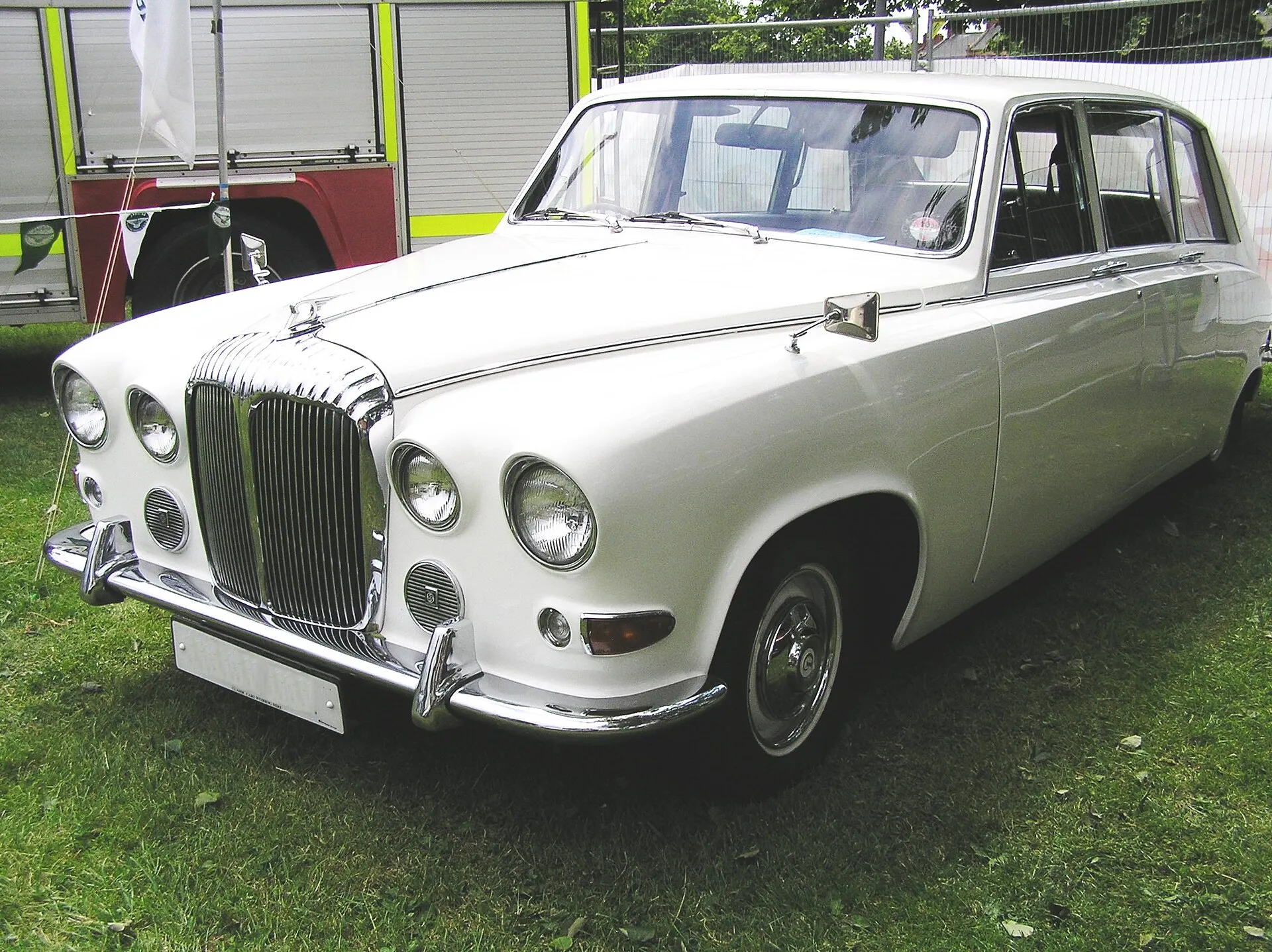 Schwarze Daimler-DS420-Limousine