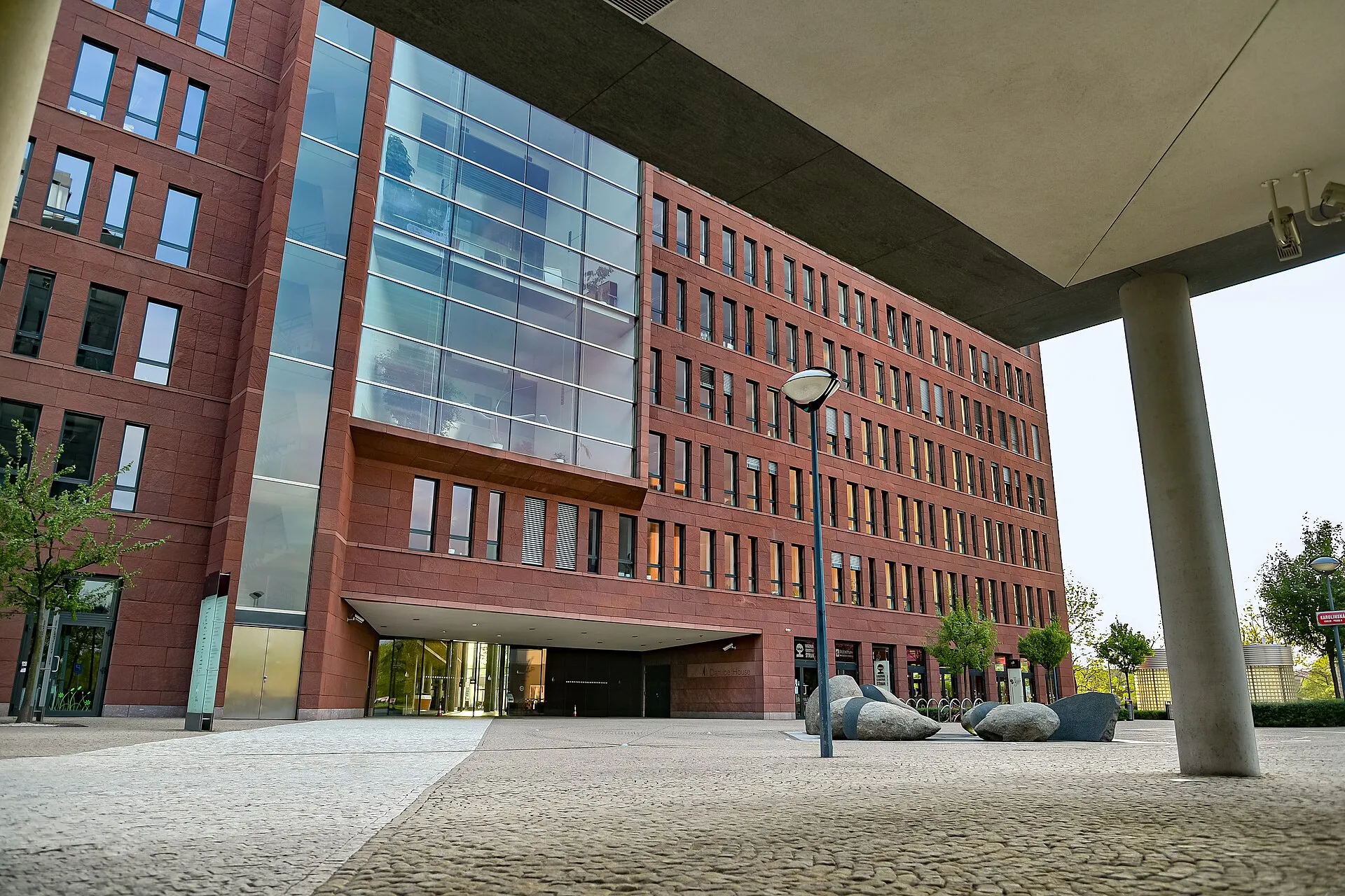 Rötlicher moderner Bürokomplex Danube House in Prag