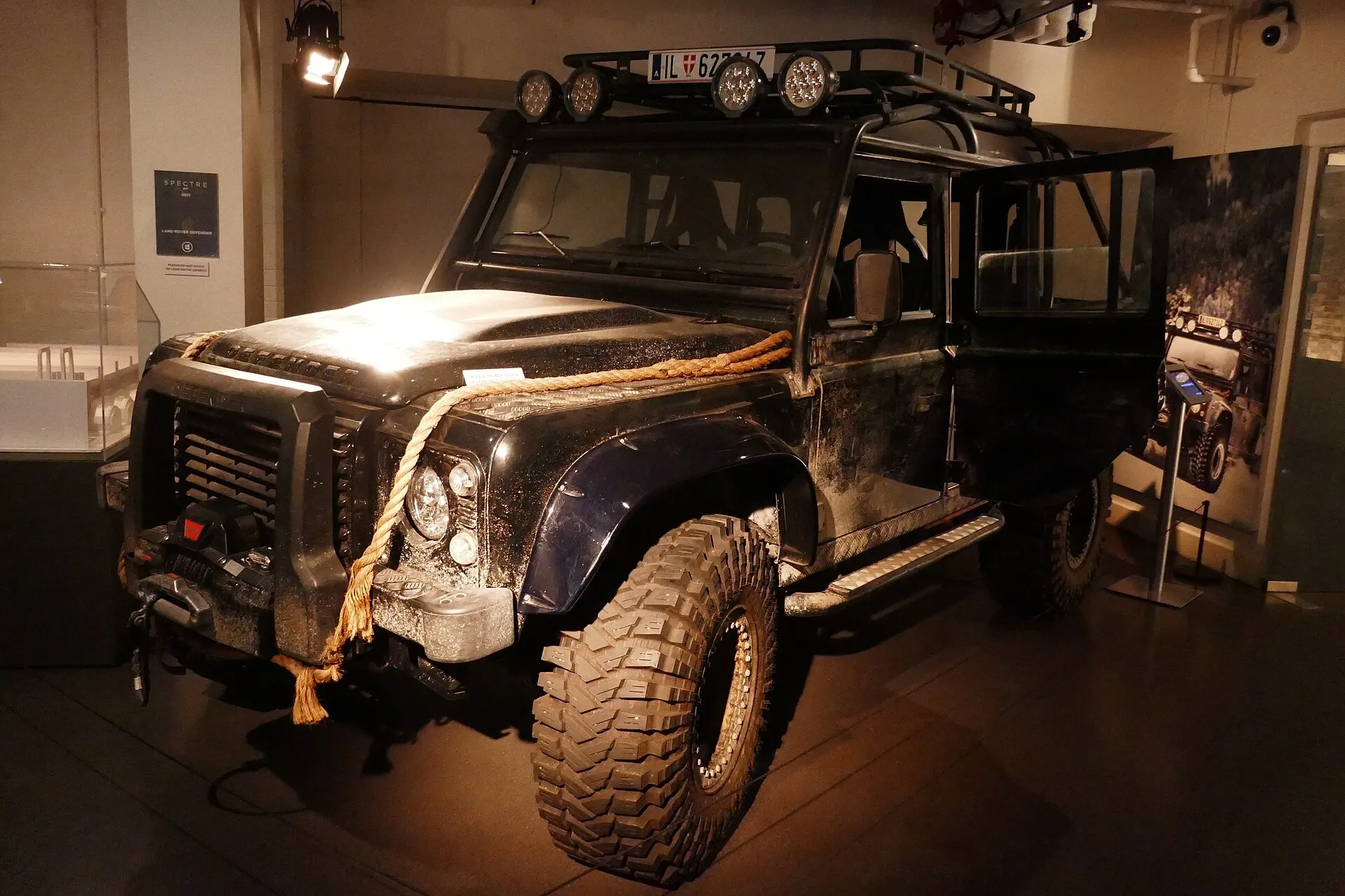 Schwarzer Land Rover Defender Bigfoot mit großen Geländereifen