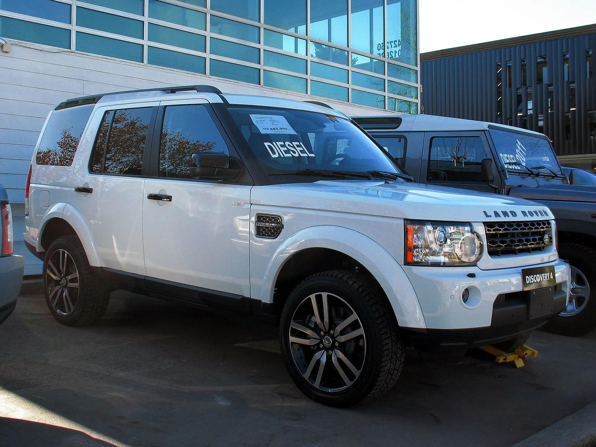 Weißer Land Rover Discovery 4 von vorn