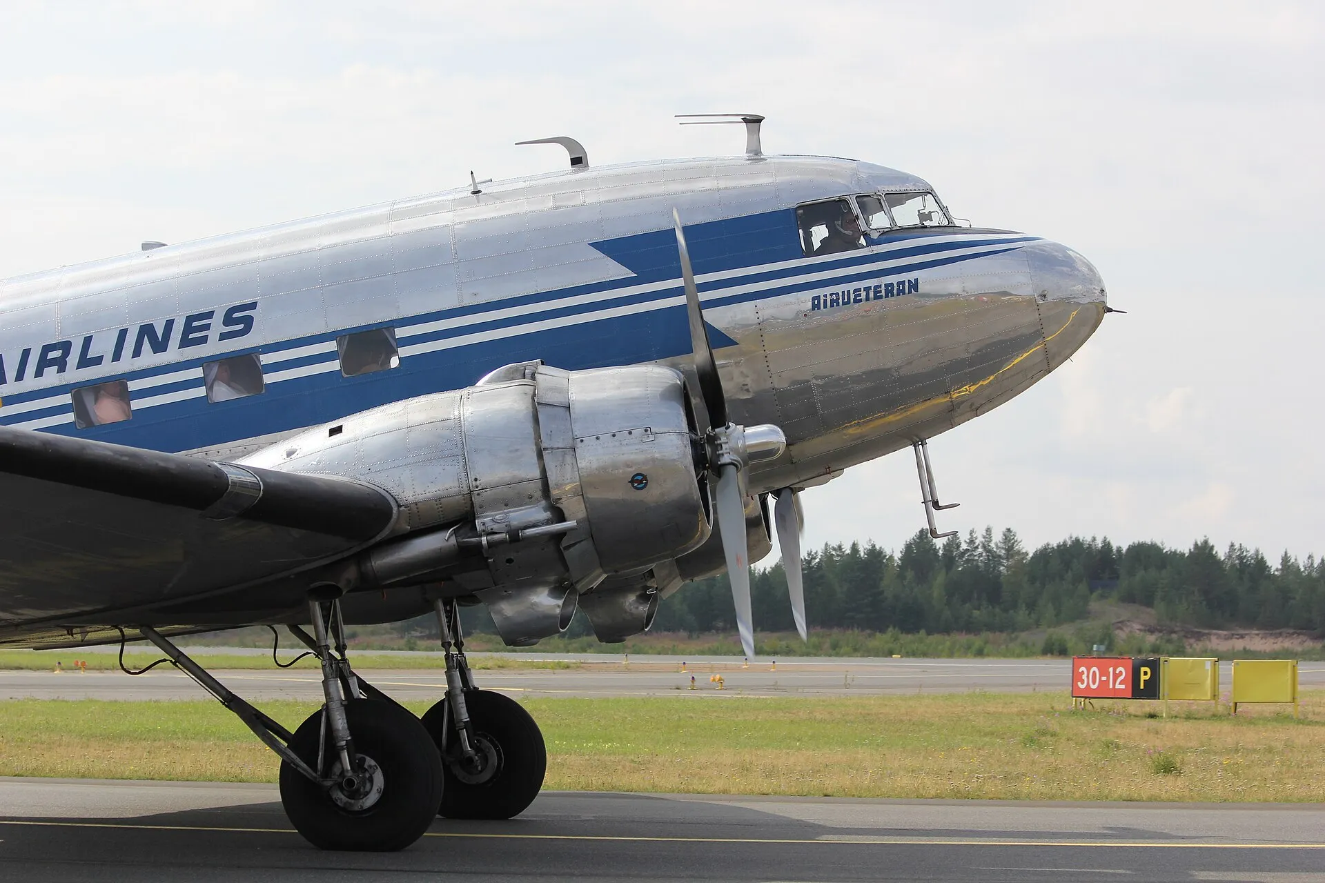 Silberne Douglas DC-3 auf einem Flugplatz