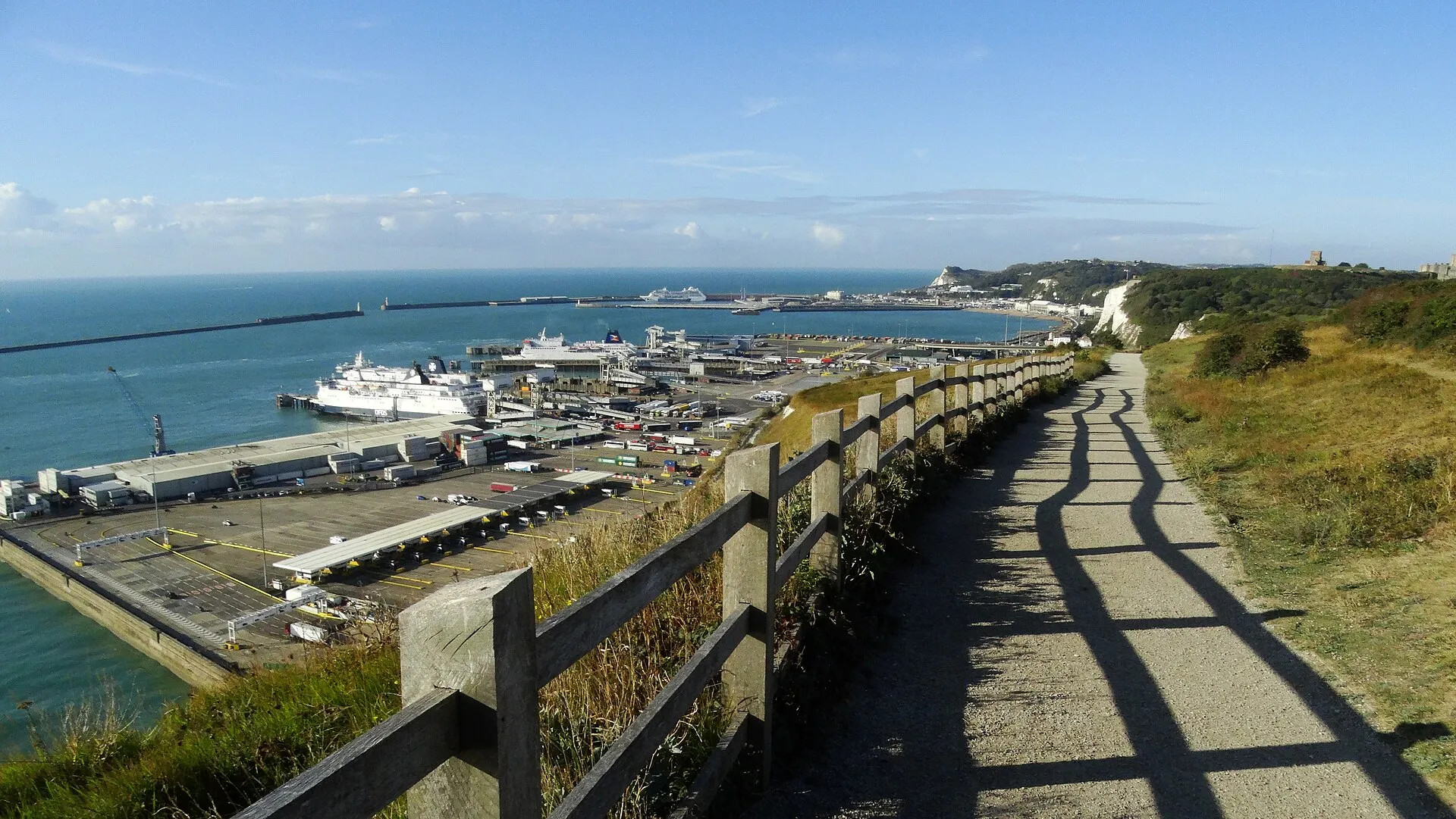 Blick von den Kreidefelsen auf den Hafen von Dover mit Fähranlegern und Molen