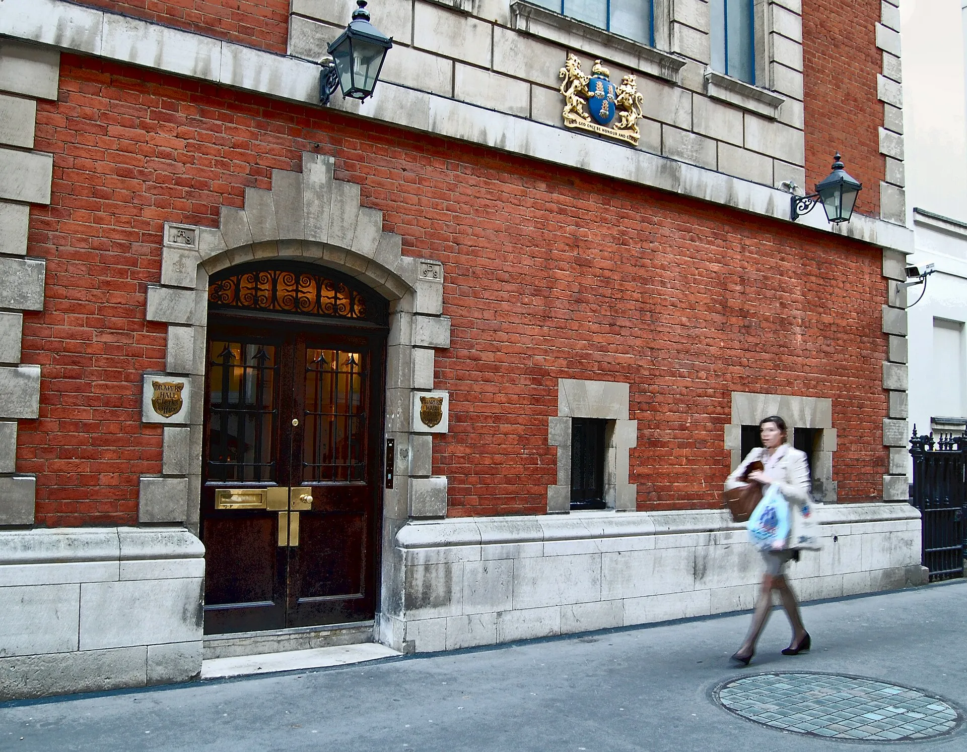 Backsteinfassade und Eingang von Drapers' Hall