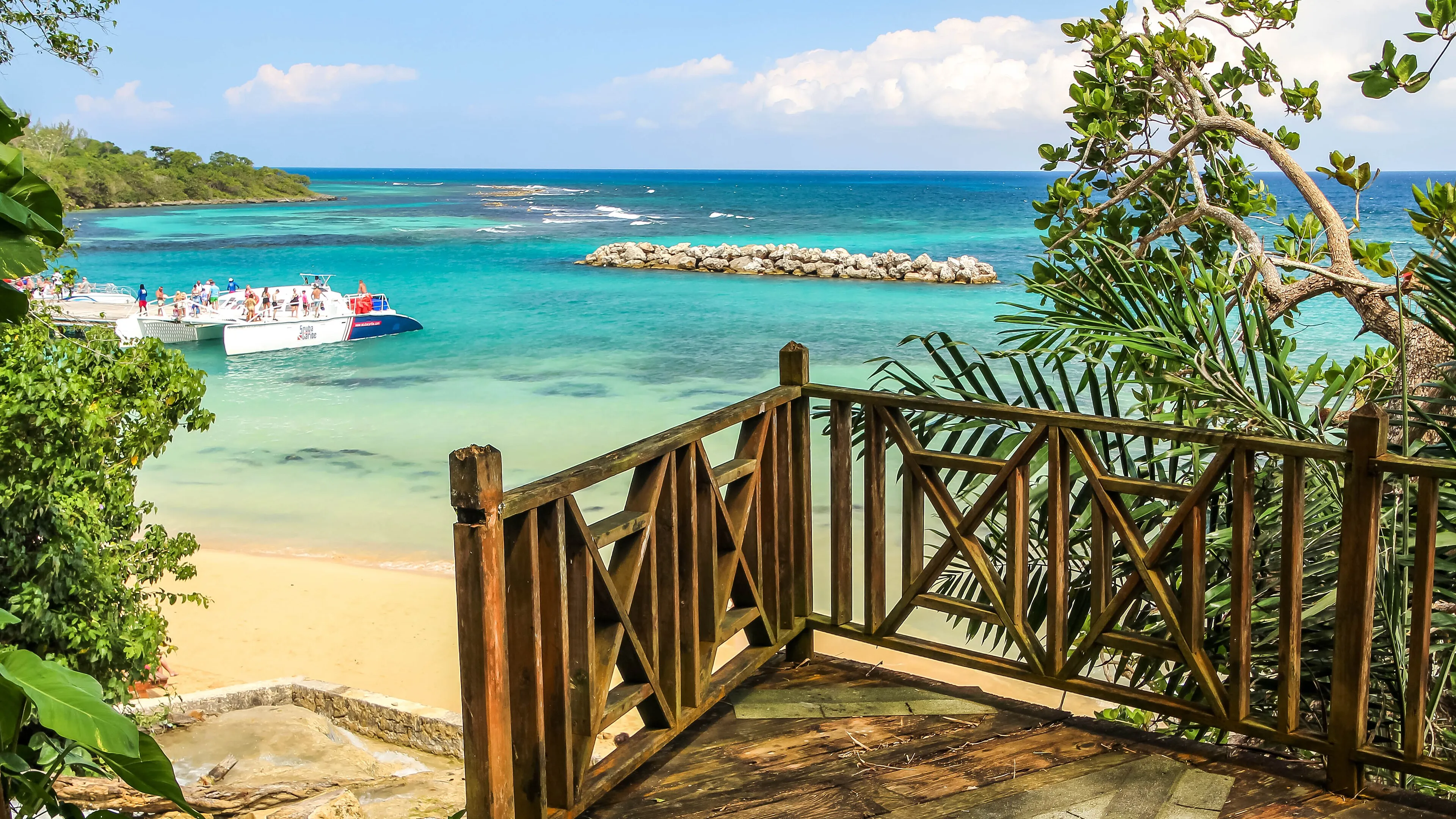 Die Dunn's River Falls bei Ocho Rios münden über Felsstufen direkt in den karibischen Strand