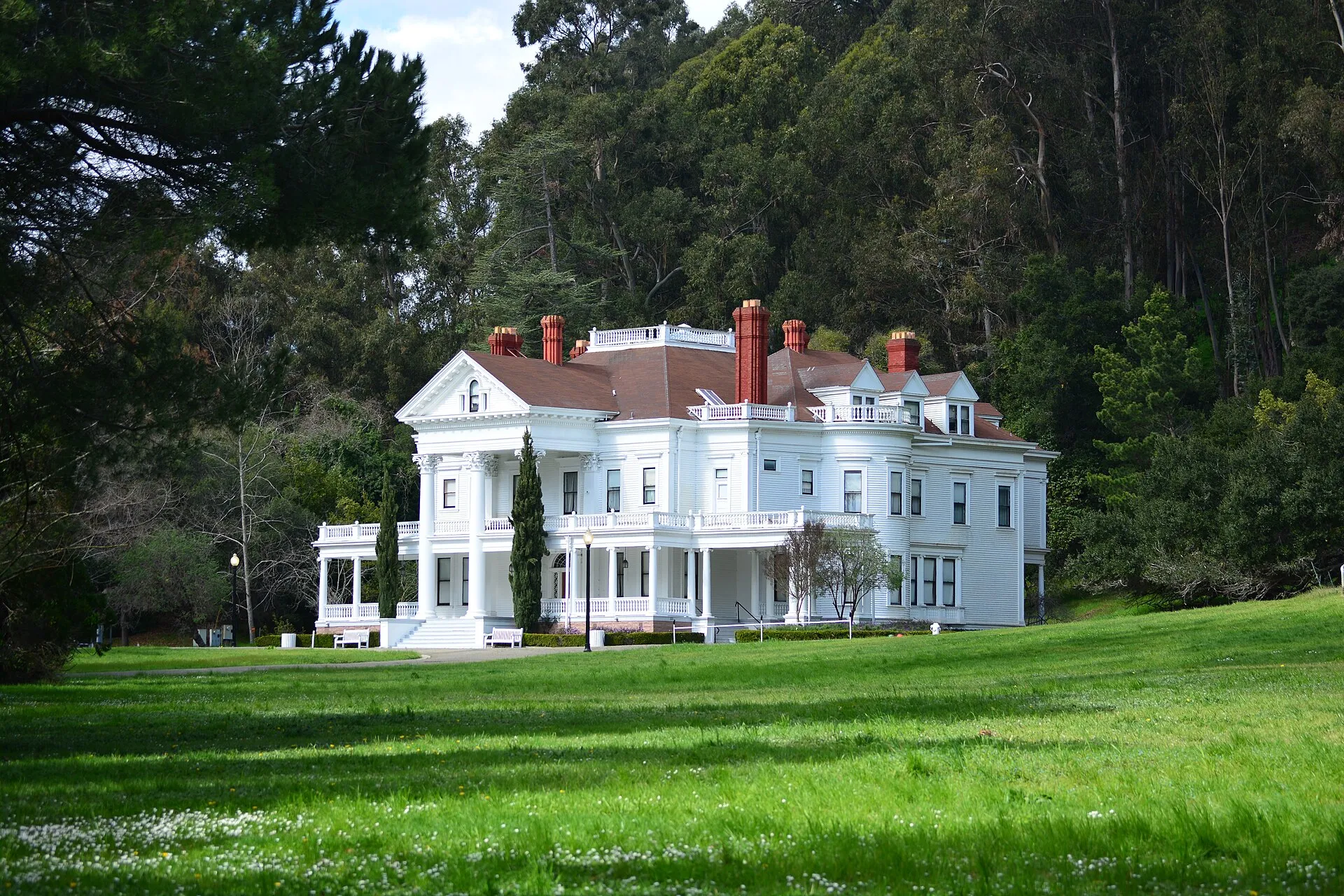 Weiße Fassade des Dunsmuir House in einer Parklandschaft