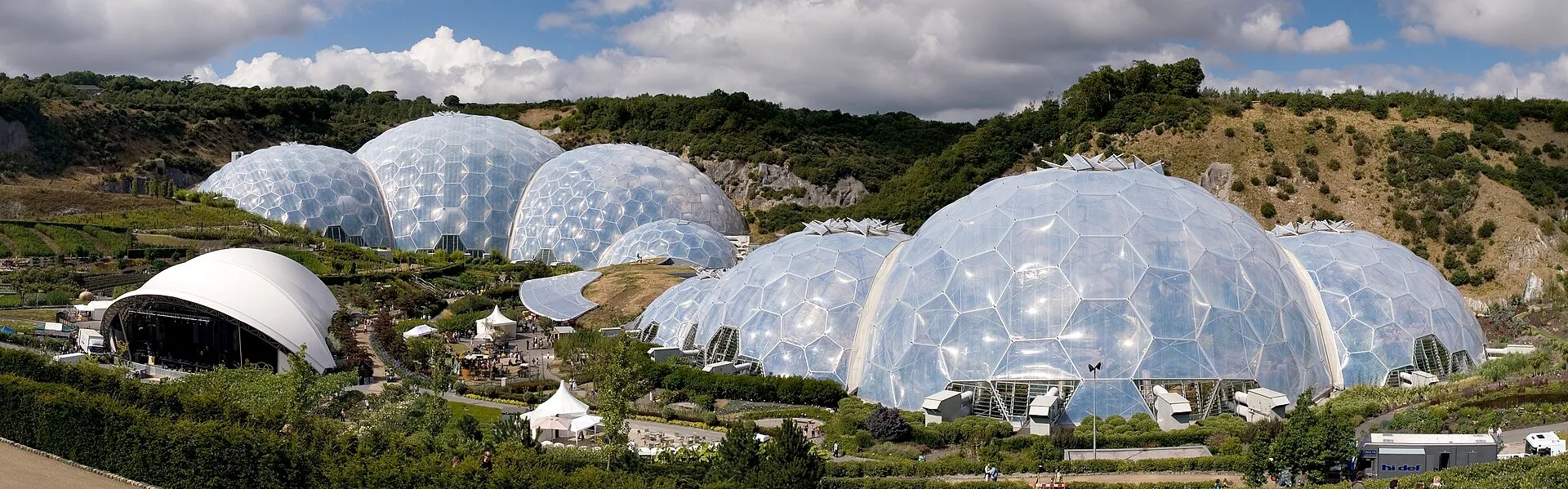 Panorama der transparenten geodätischen Kuppeln des Eden Project in Cornwall