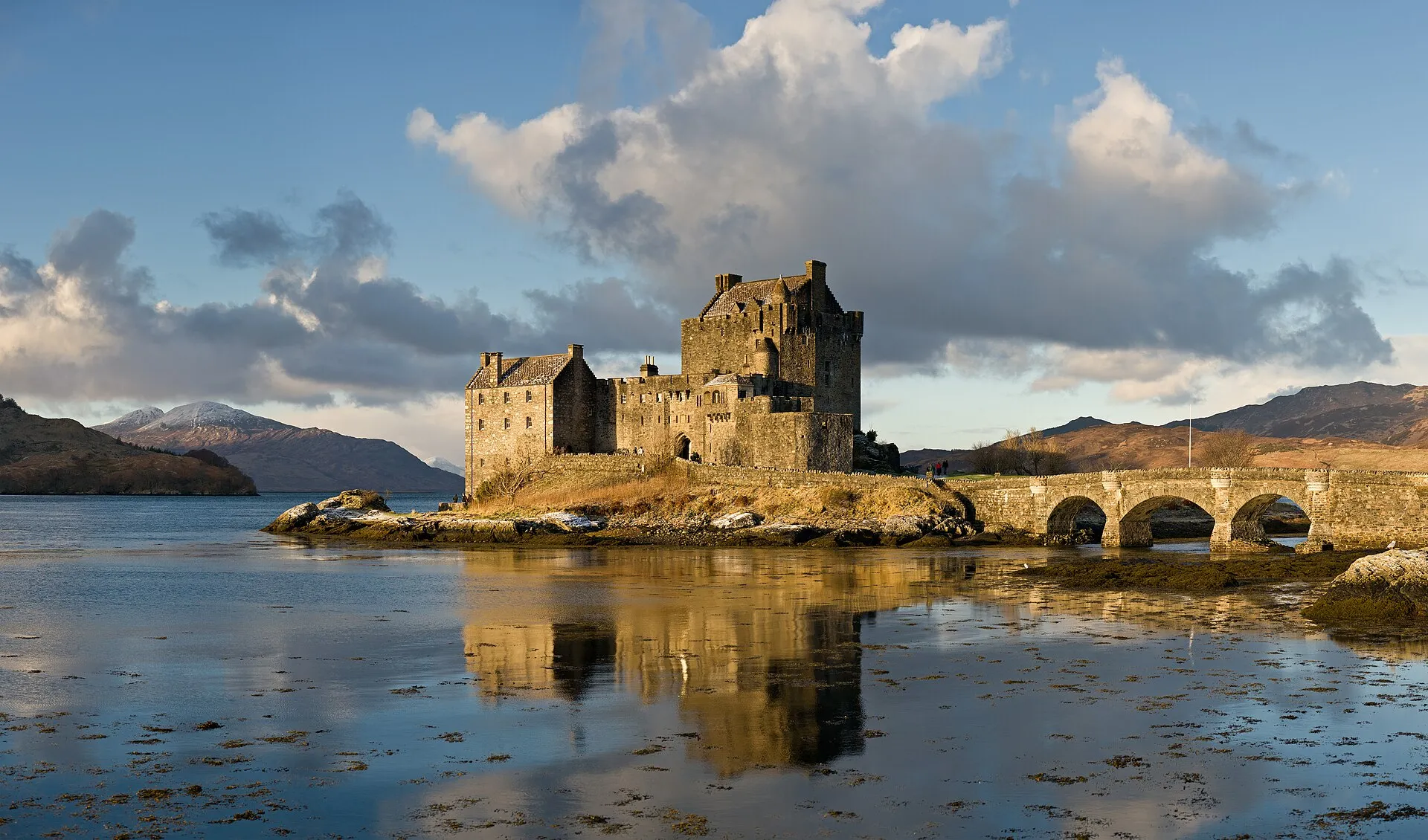 Eilean Donan Castle auf einer kleinen Insel in winterlicher Berglandschaft