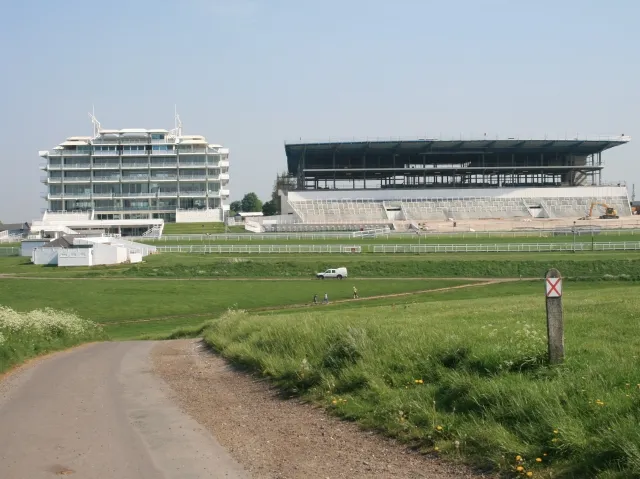 Queen's Stand und Tribüne der Rennbahn Epsom Downs