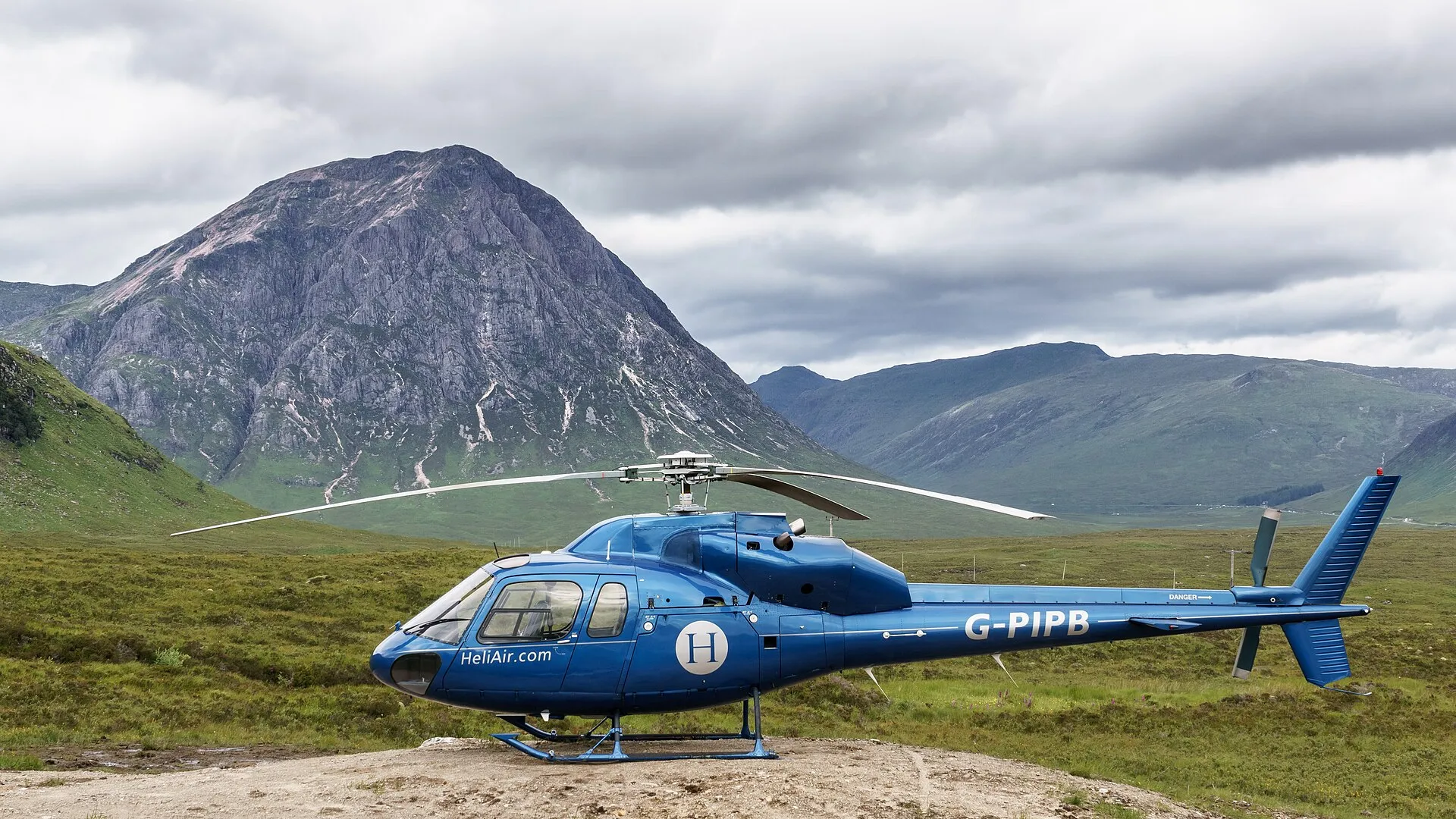 Zweimotoriger Airbus AS355F1 Twin Squirrel vor einer schottischen Berglandschaft