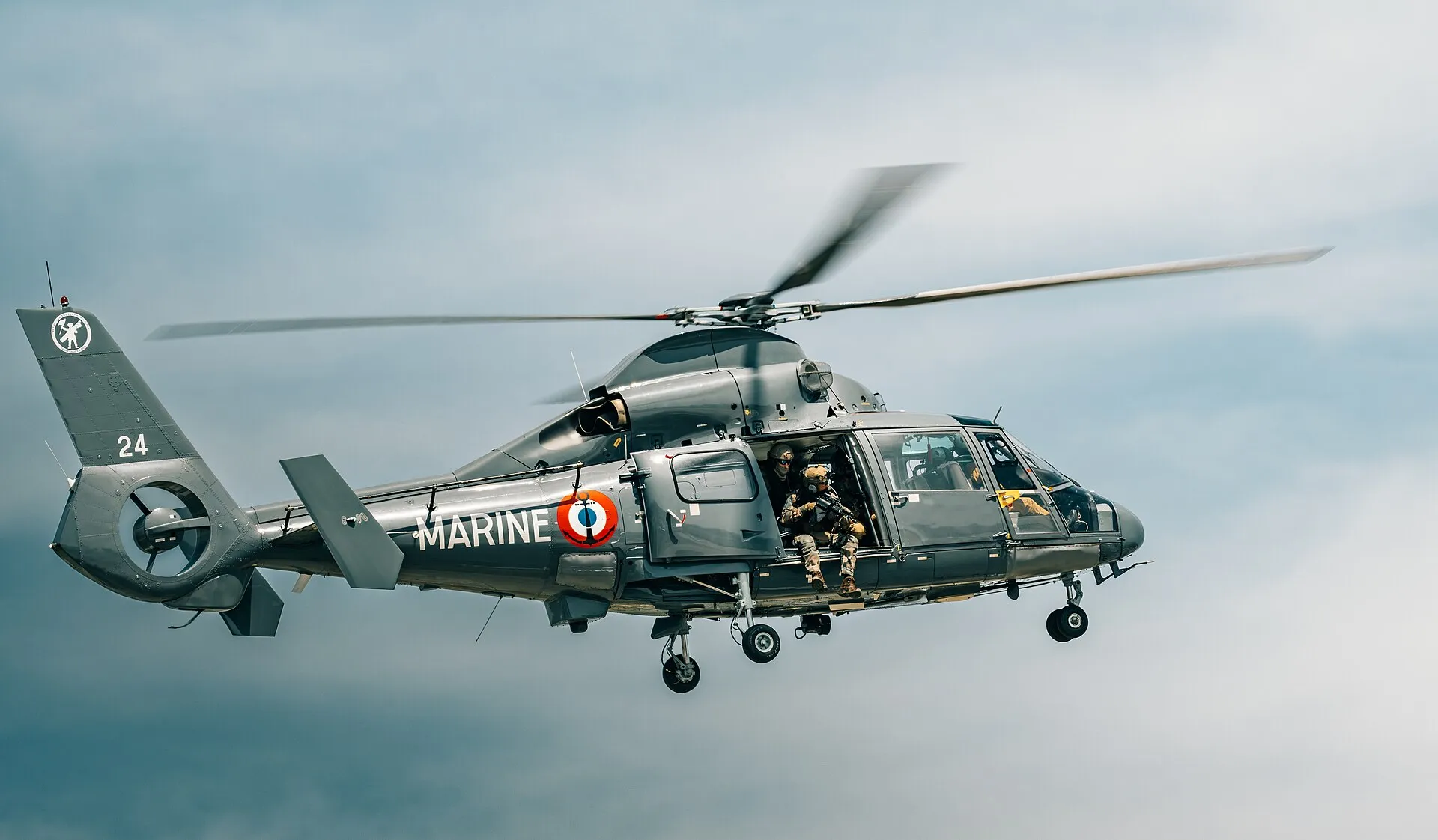 Eurocopter AS365 N2 Dauphin der französischen Marineflieger im Flug