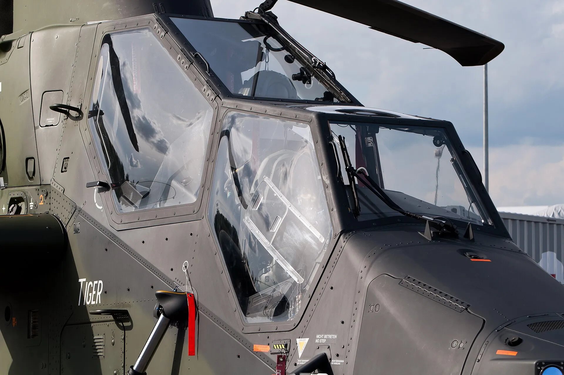 Nahaufnahme des Cockpits eines Eurocopter Tiger