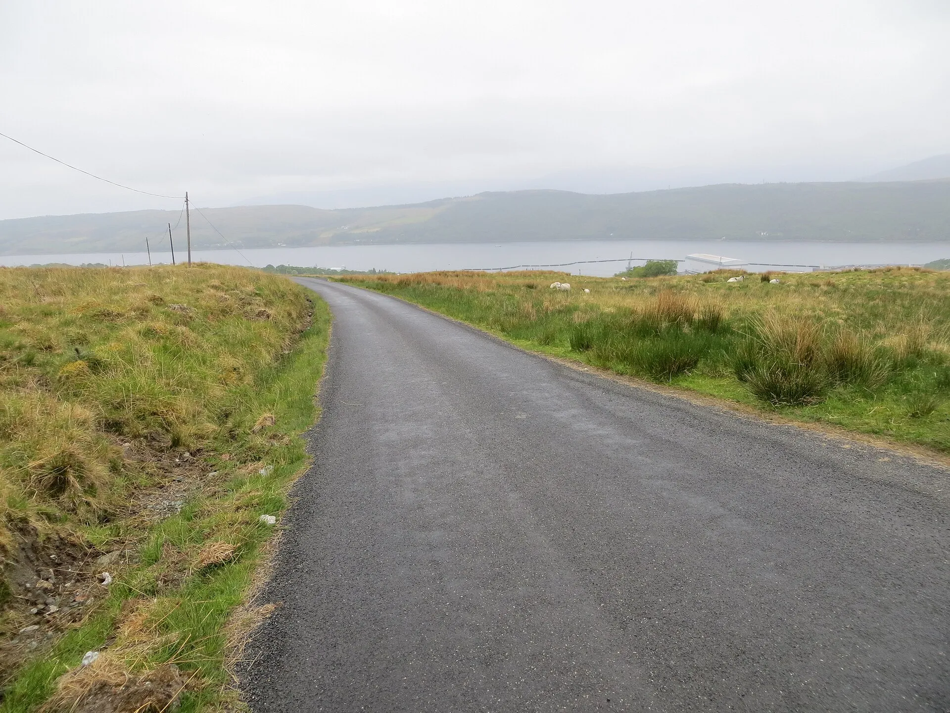 Blick von einer Straße hinunter auf den Marinestützpunkt Faslane und den Gare Loch in Schottland