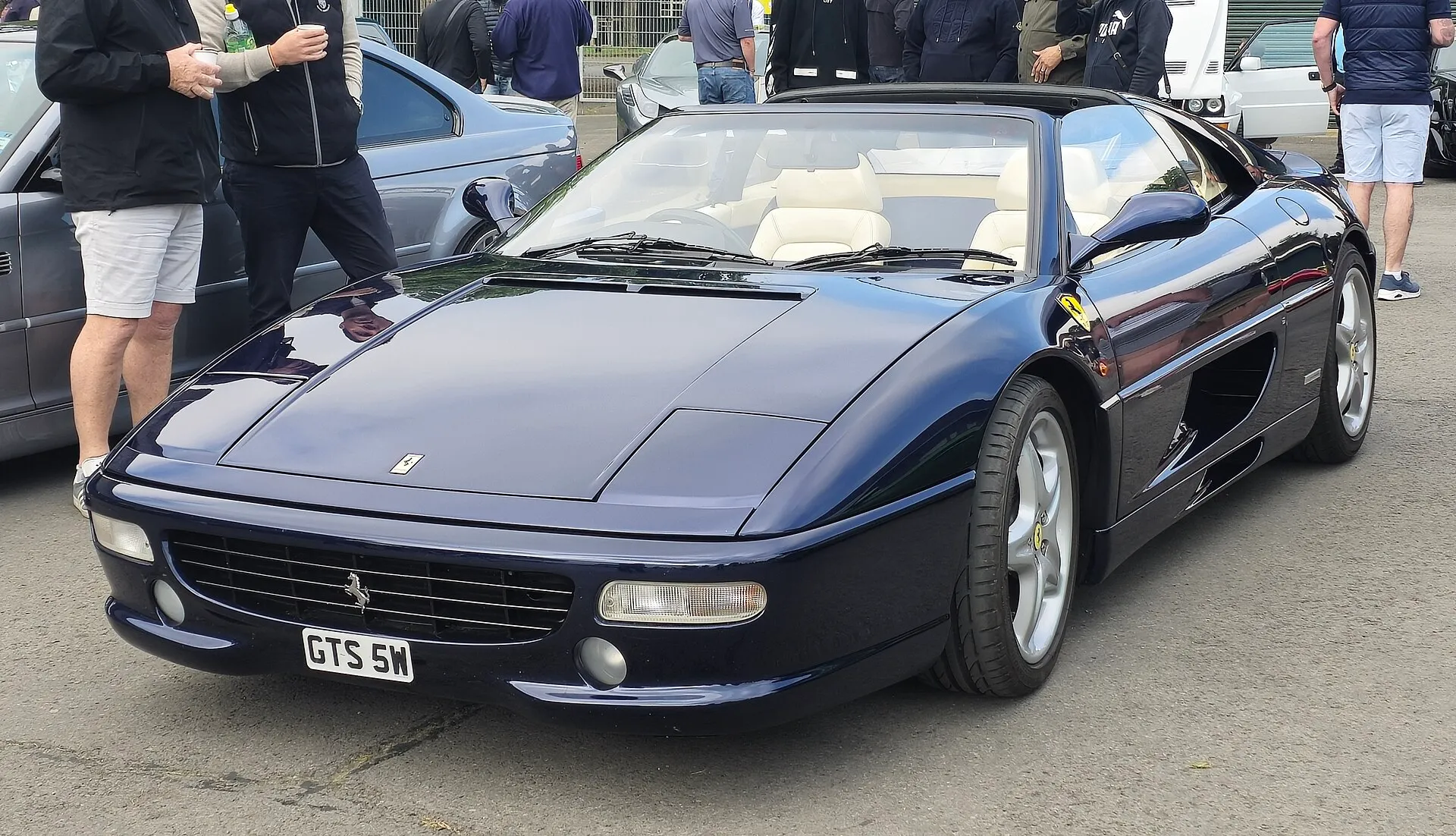 Dunkelblauer Ferrari F355 GTS mit offenem Dach
