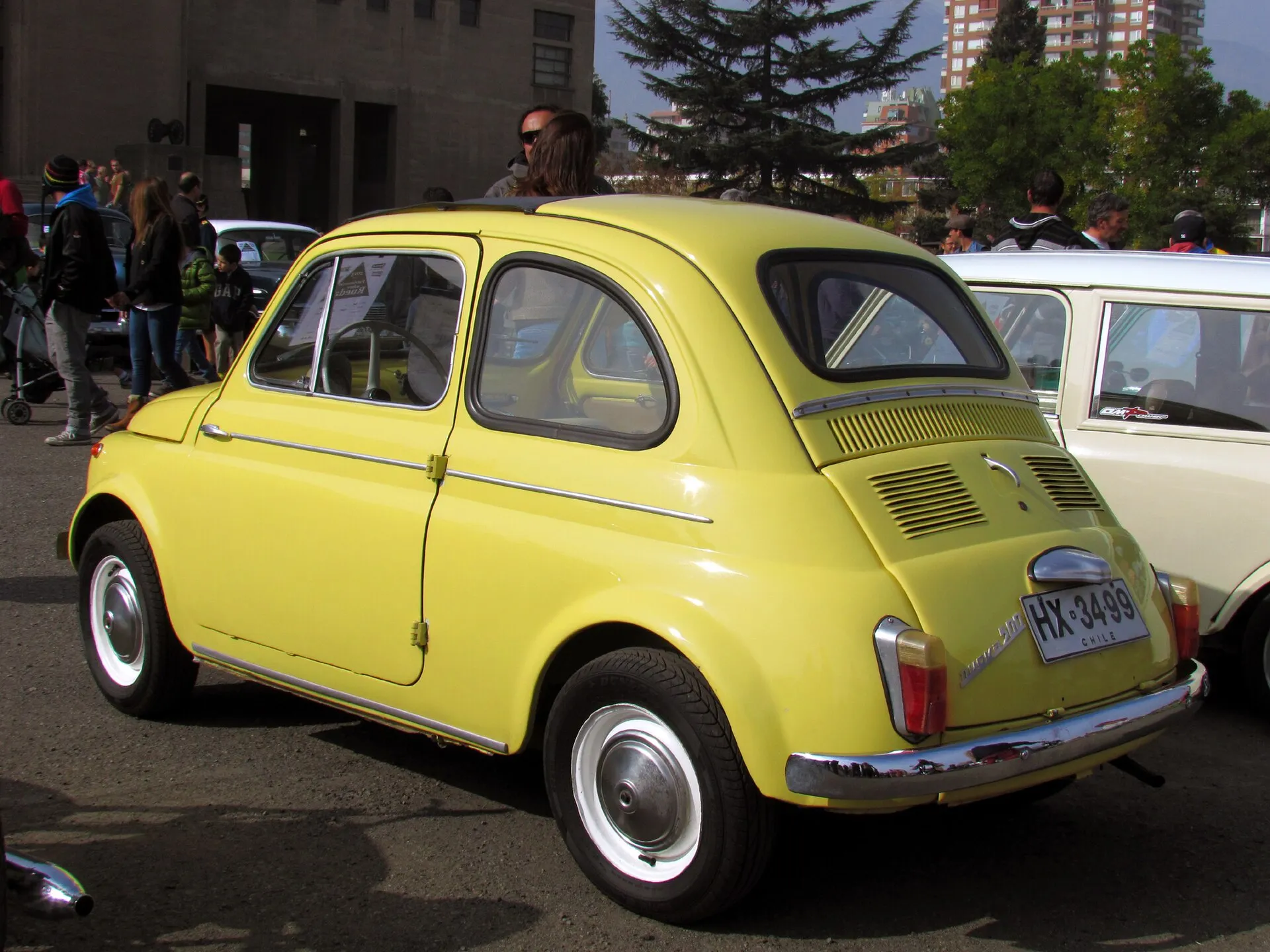 Gelber klassischer Fiat 500 von hinten