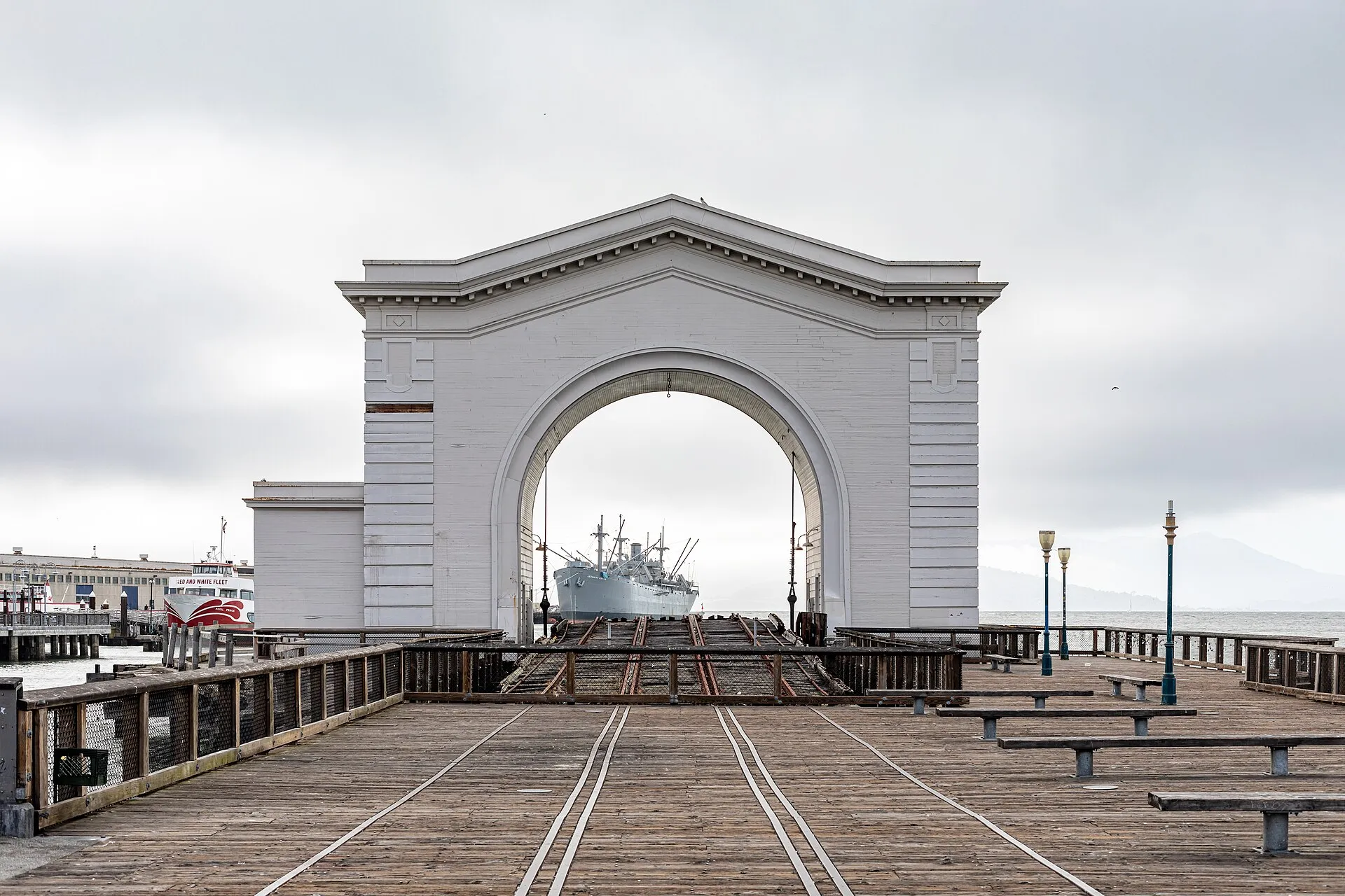 Historischer Pier-43-Bogen am Fisherman's Wharf in San Francisco