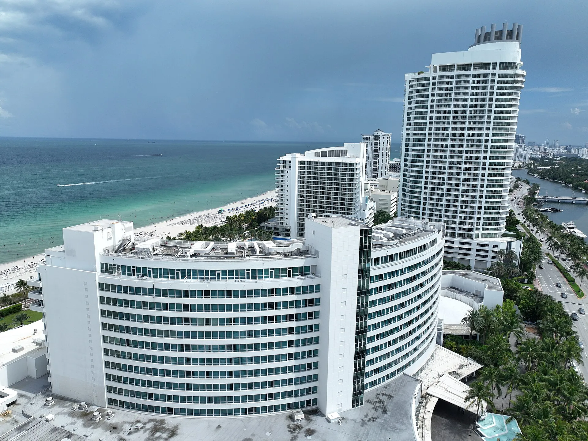 Luftaufnahme des Hotels Fontainebleau in Miami Beach mit Pool und Strand