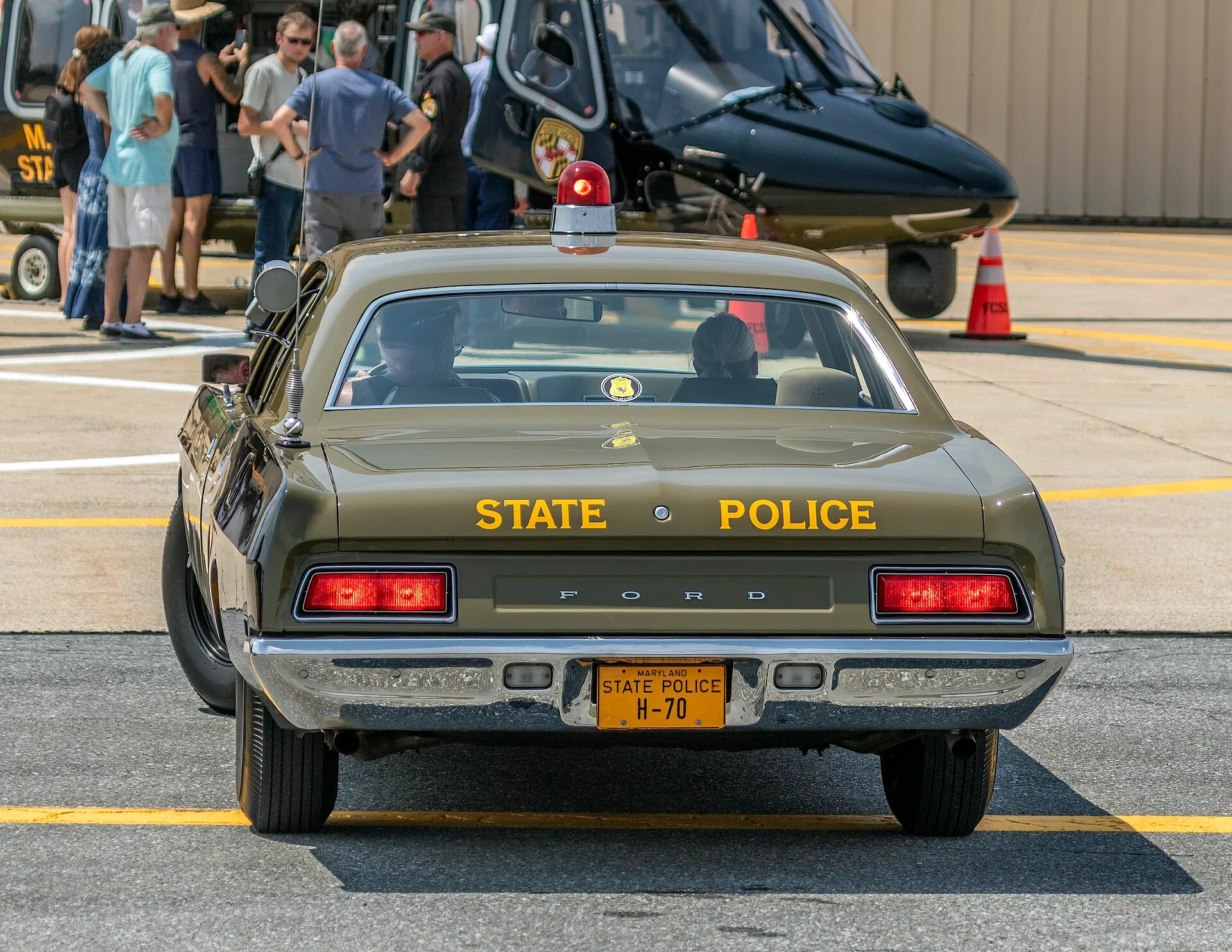 Historischer Ford Custom 500 der Maryland State Police von hinten mit roter Rundumleuchte.