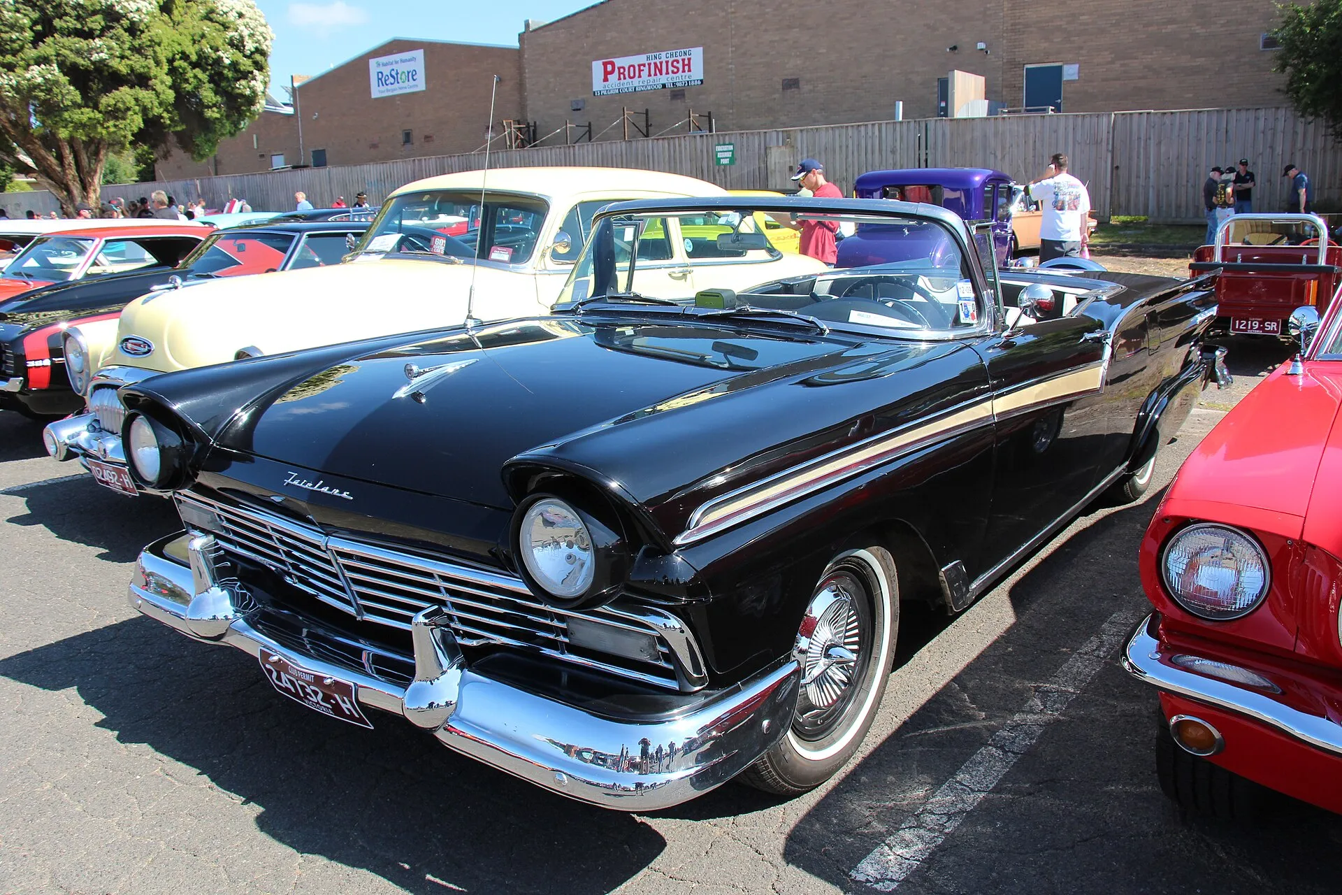 Schwarzer Ford Fairlane 500 Sunliner von 1957 mit geöffnetem Stoffverdeck