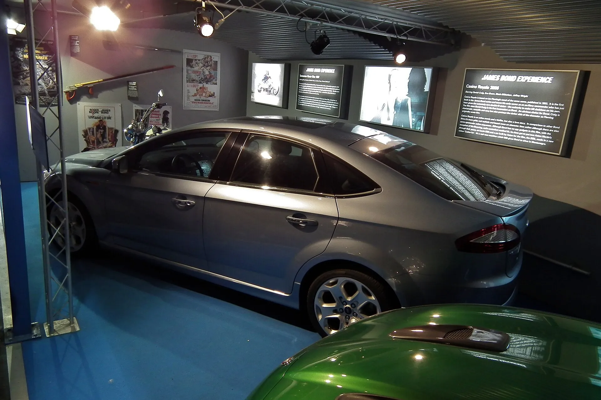 Silberblauer Ford-Mondeo-Filmprototyp in einer James-Bond-Ausstellung