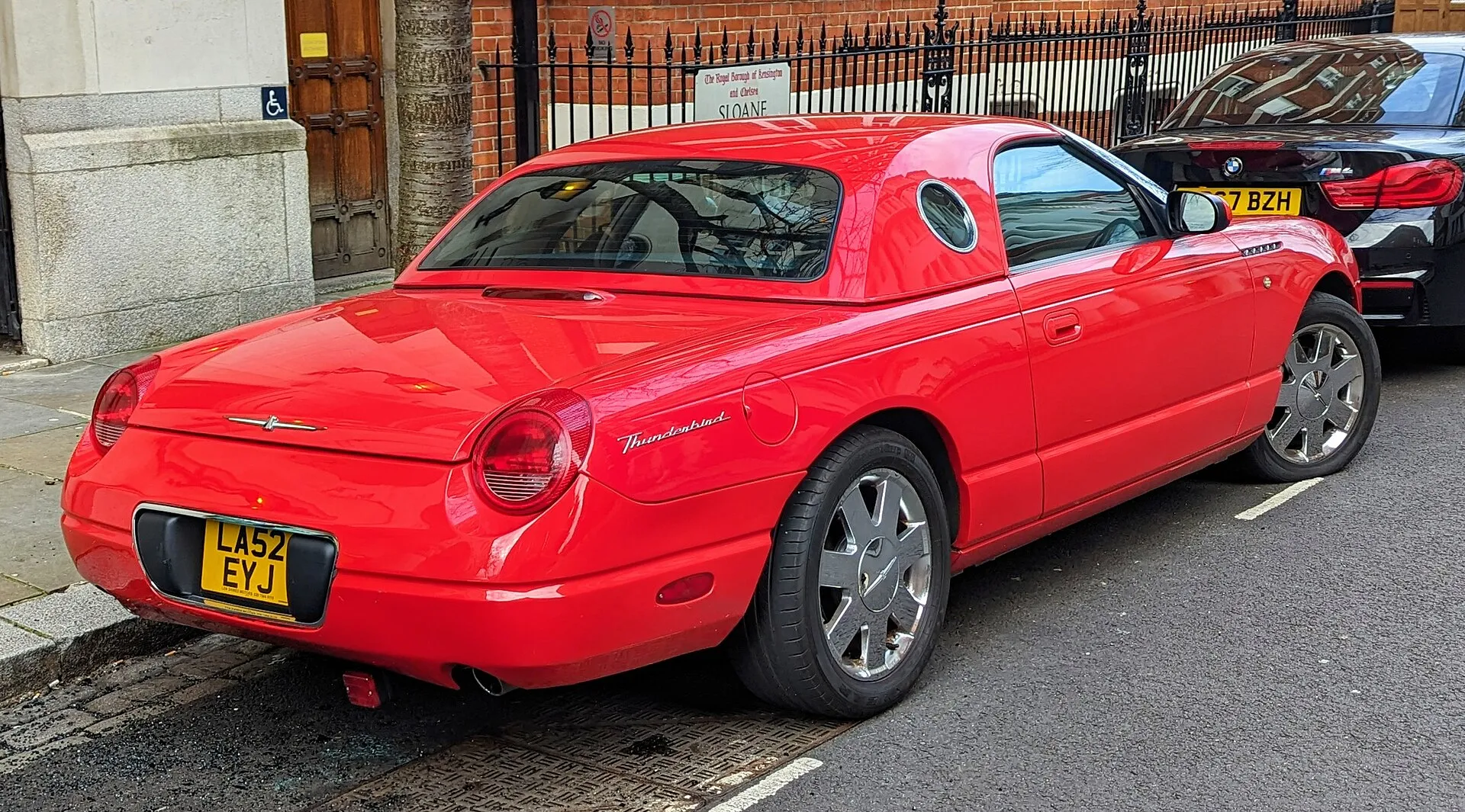 Roter Ford Thunderbird des Modelljahrs 2002 mit geschlossenem Hardtop