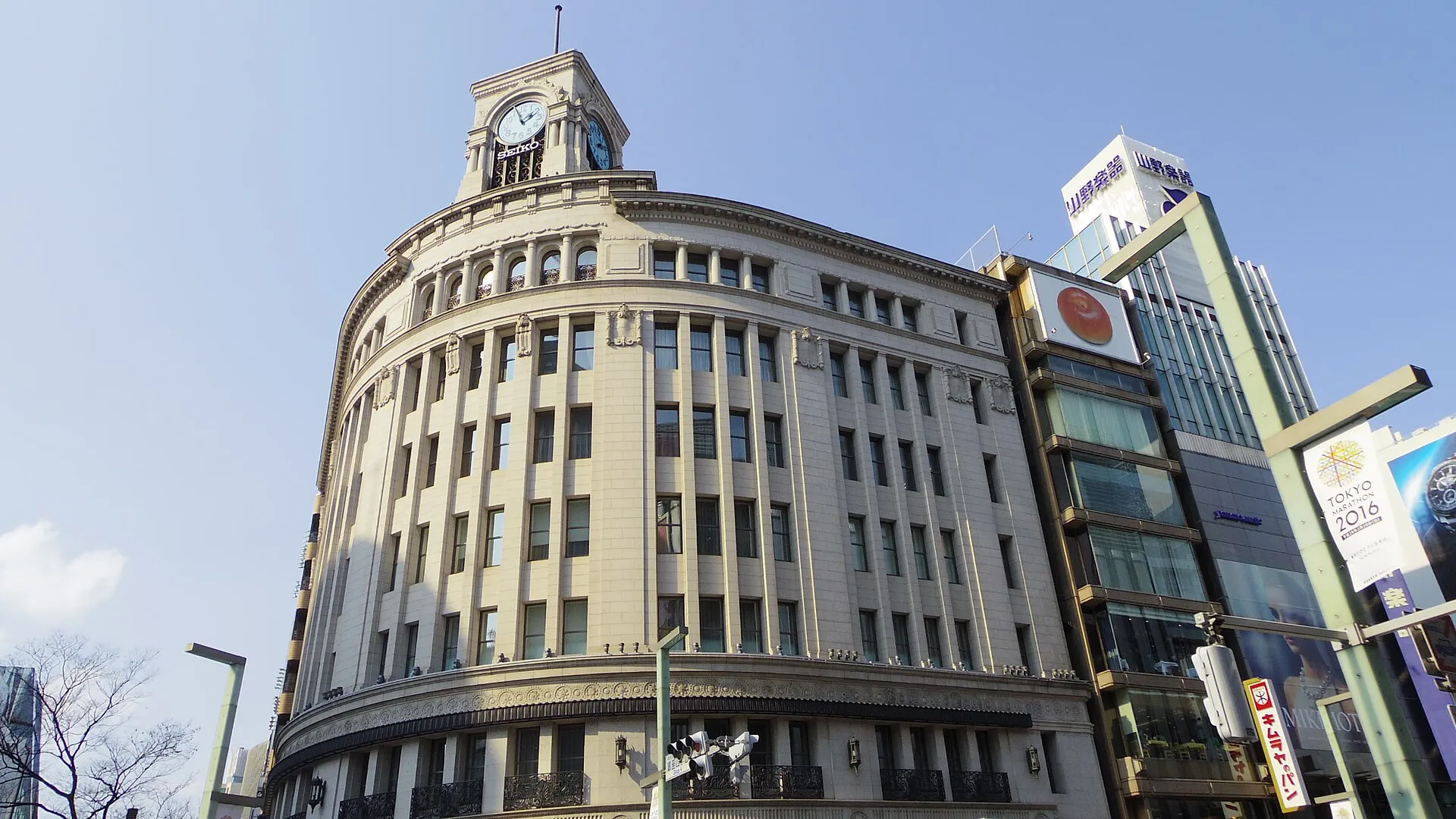 Das Wako-Gebäude mit seinem Uhrturm an der Hauptkreuzung von Ginza in Tokio
