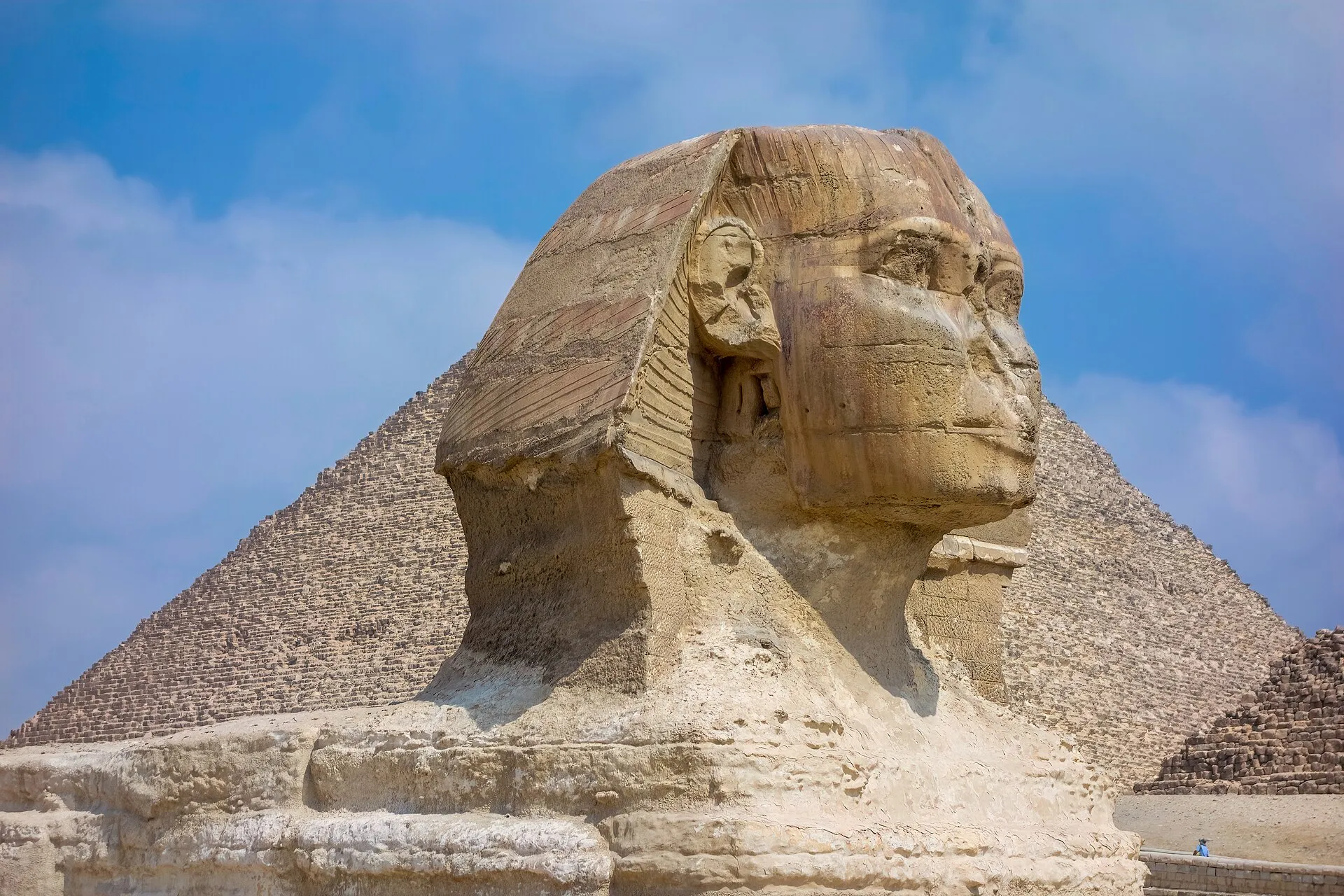 Die Große Sphinx von Gizeh vor der Cheops-Pyramide bei Tageslicht