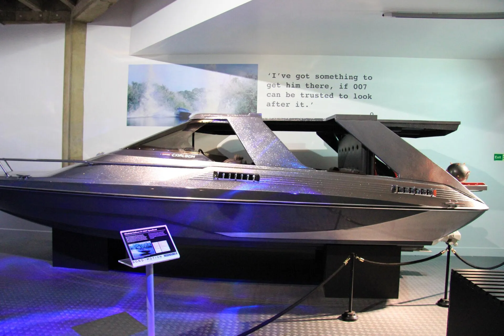 Silbergraues Glastron-Carlson-CV-23HT-Filmboot in einer Museumsausstellung
