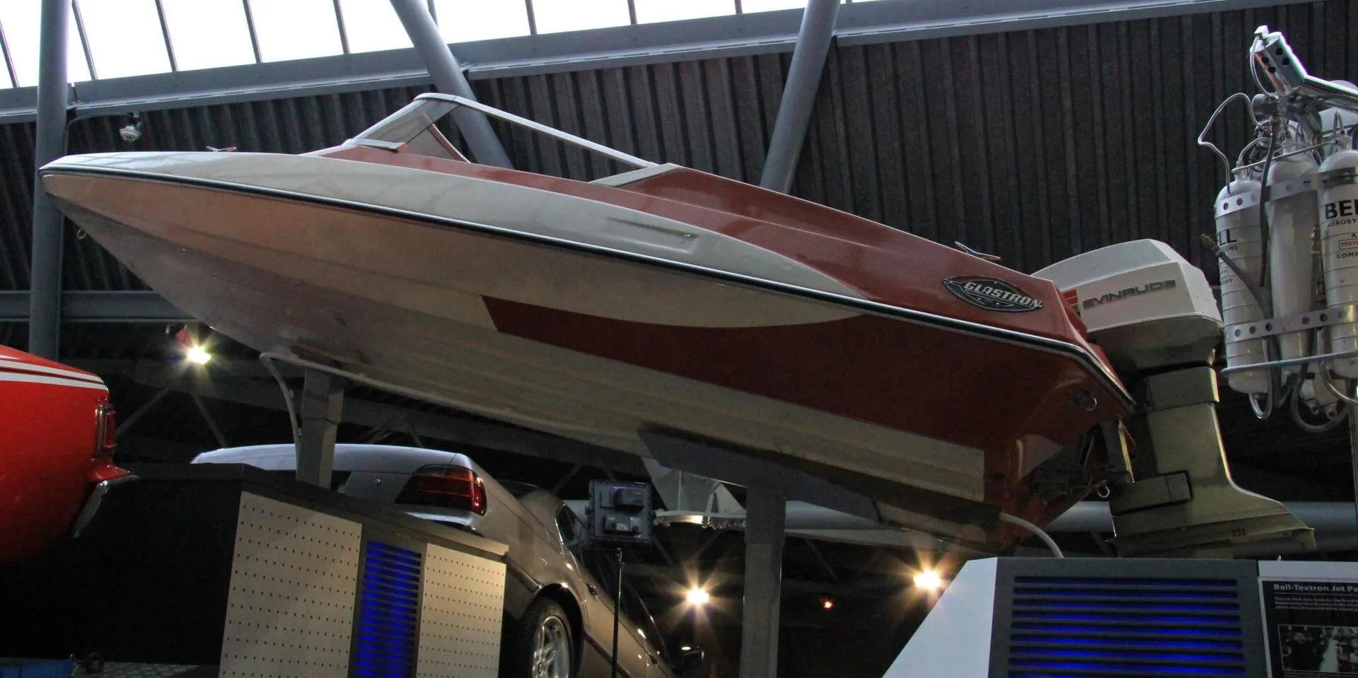 Weiß-blaues Glastron-Sportboot GT-150 aus „Leben und sterben lassen“ in der Ausstellung des National Motor Museum in Beaulieu