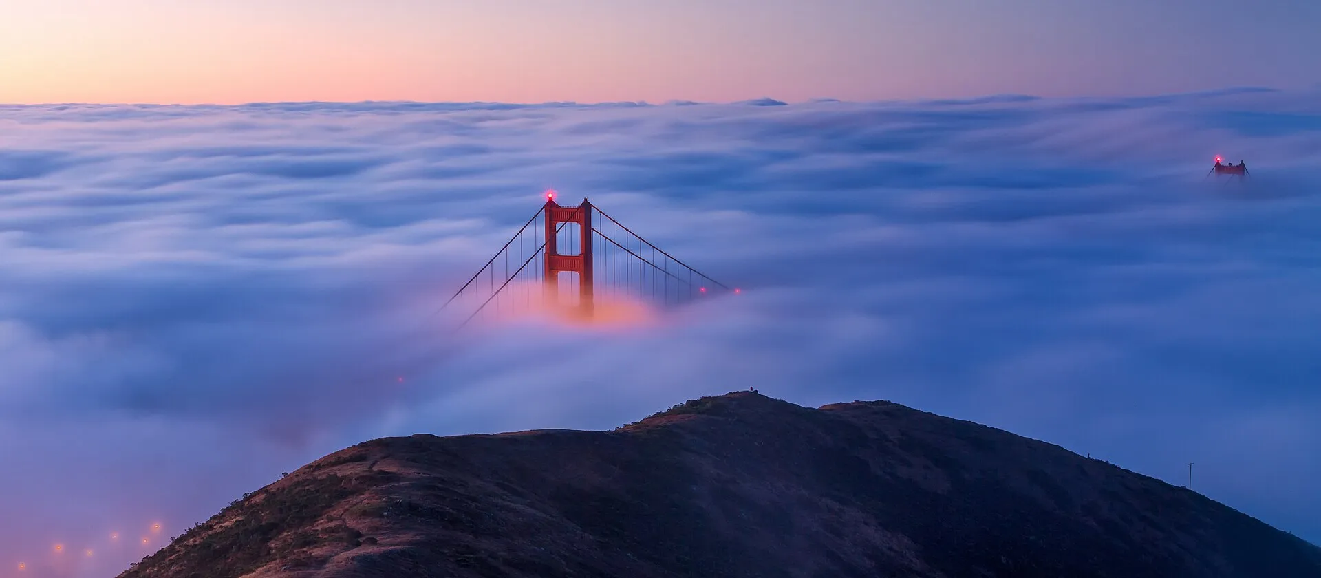 Türme der Golden Gate Bridge ragen aus dichtem Nebel