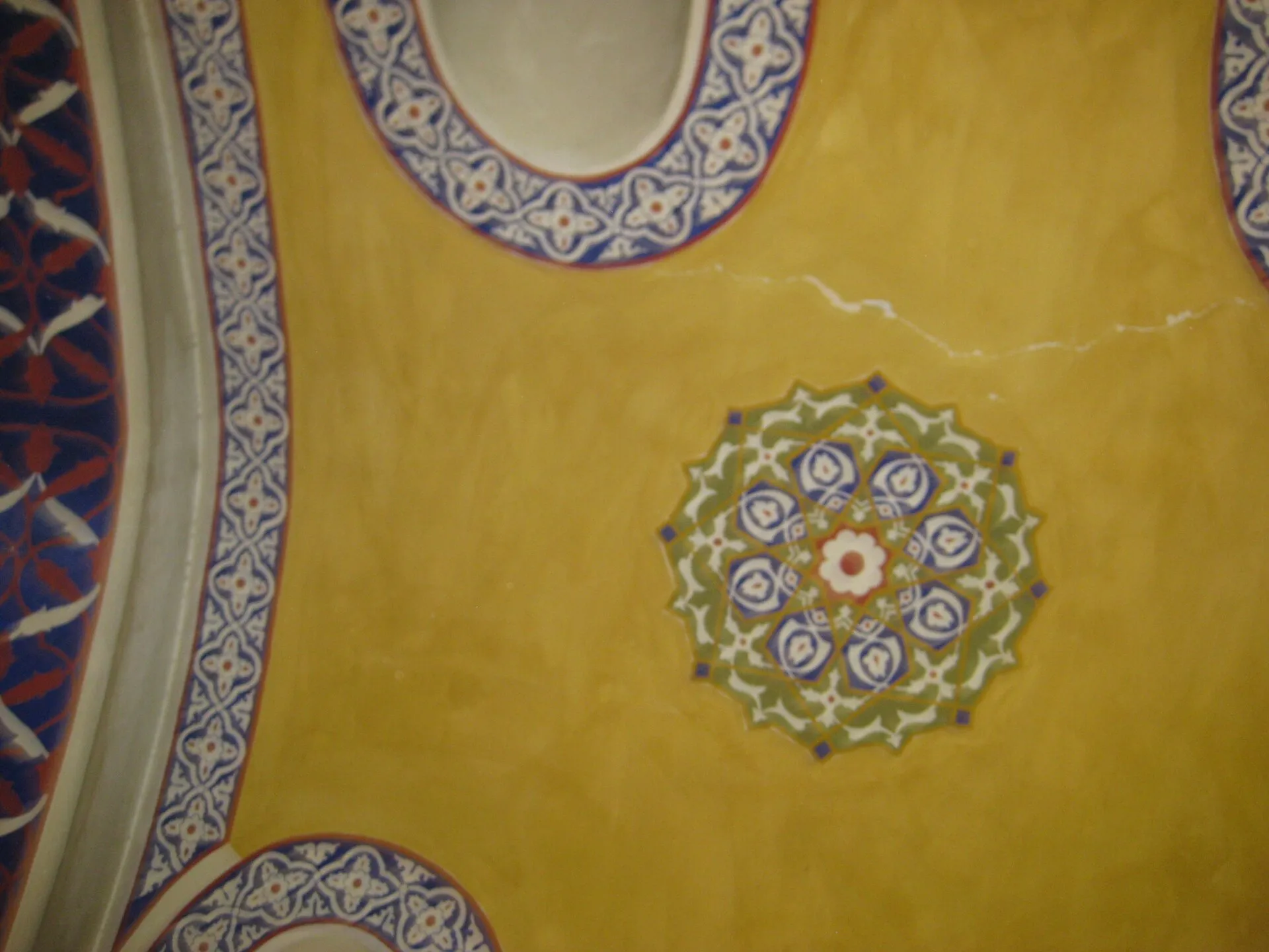 Bemalte Kuppel auf dem Dach des Großen Basars in Istanbul