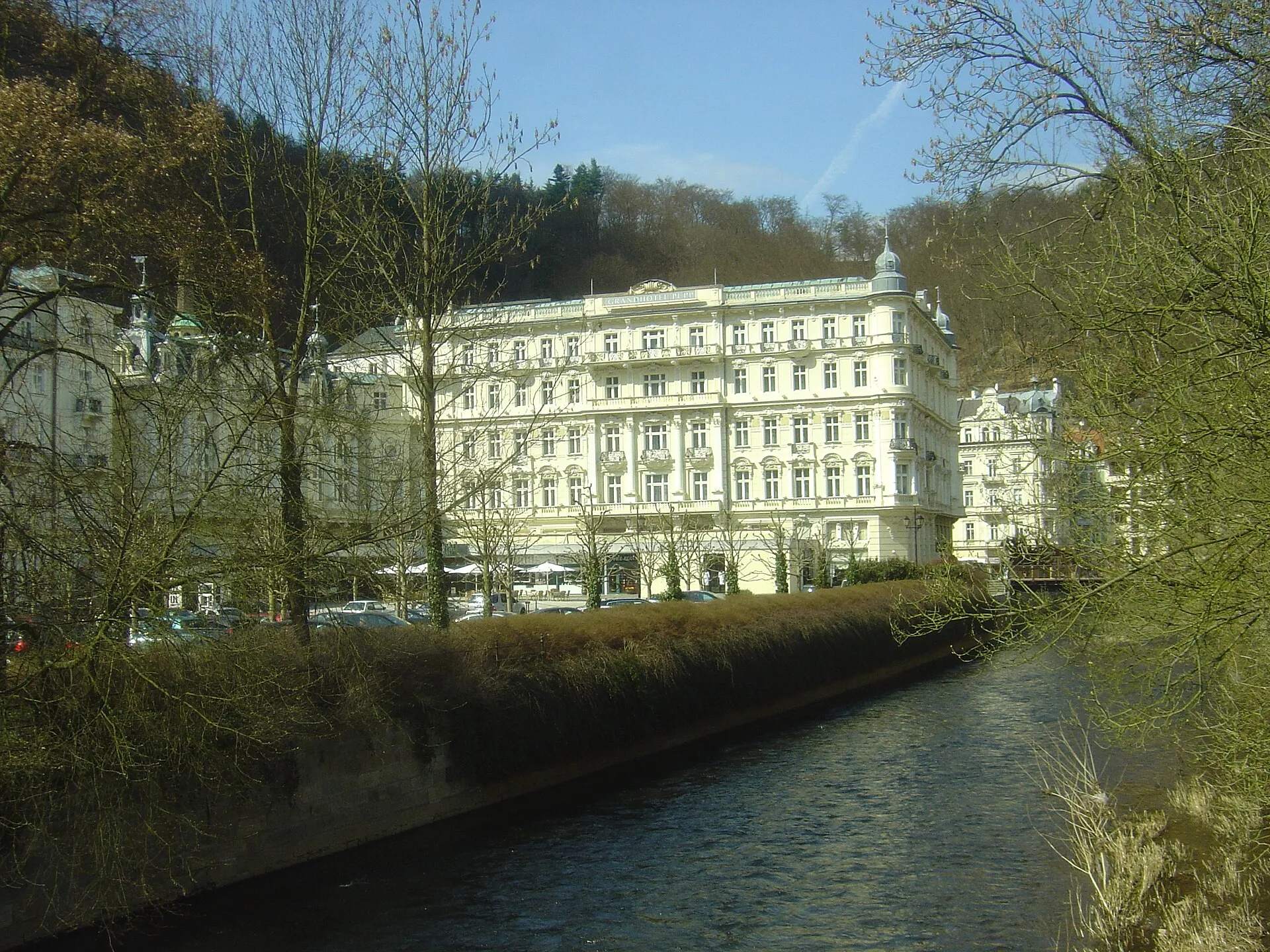 Historische Fassade des Grandhotel Pupp am Fluss in Karlovy Vary