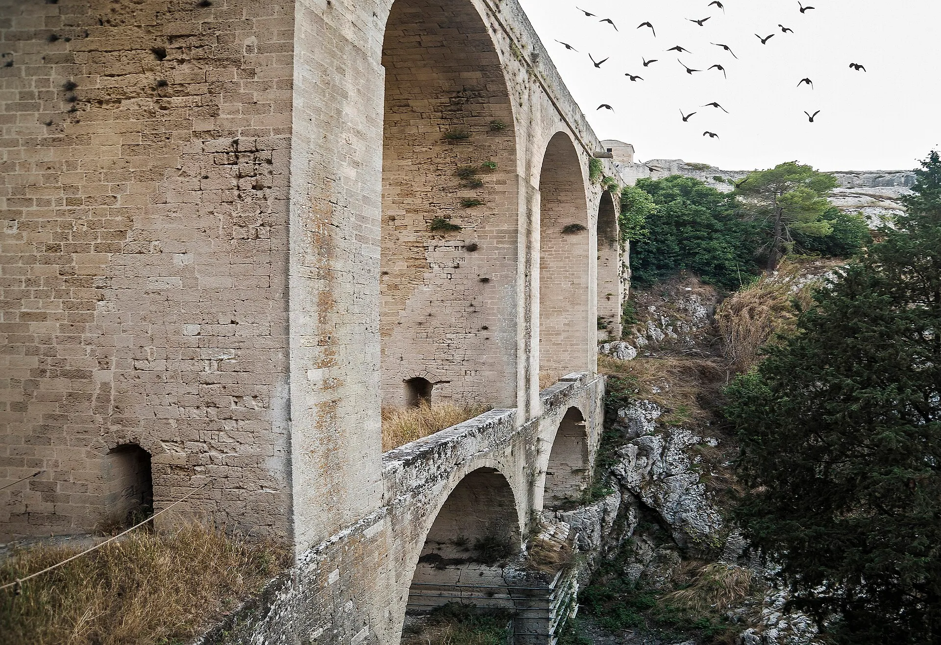 Steinerne Aquäduktbrücke über der Schlucht von Gravina