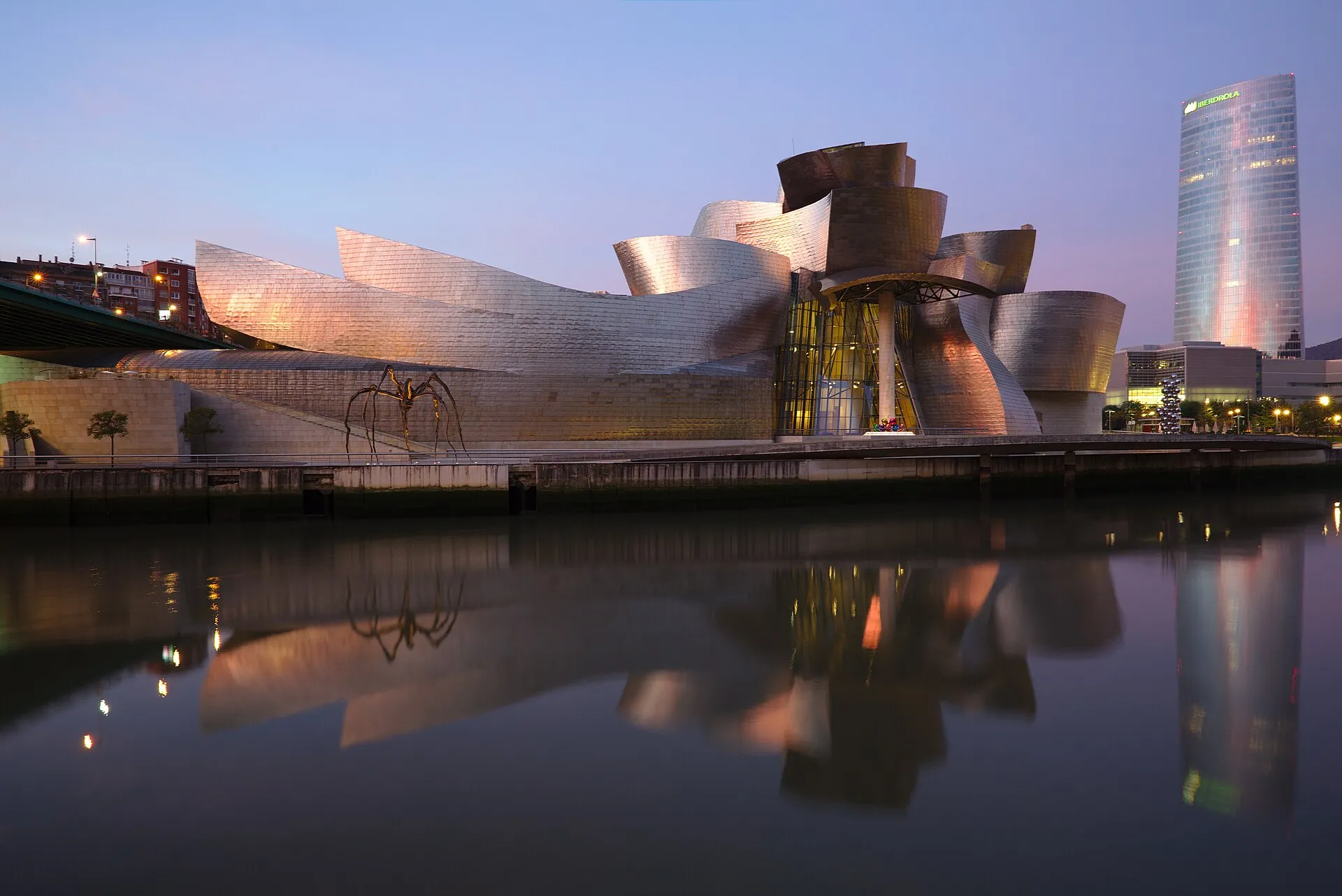 Das geschwungene Guggenheim-Museum in Bilbao bei warmem Abendlicht