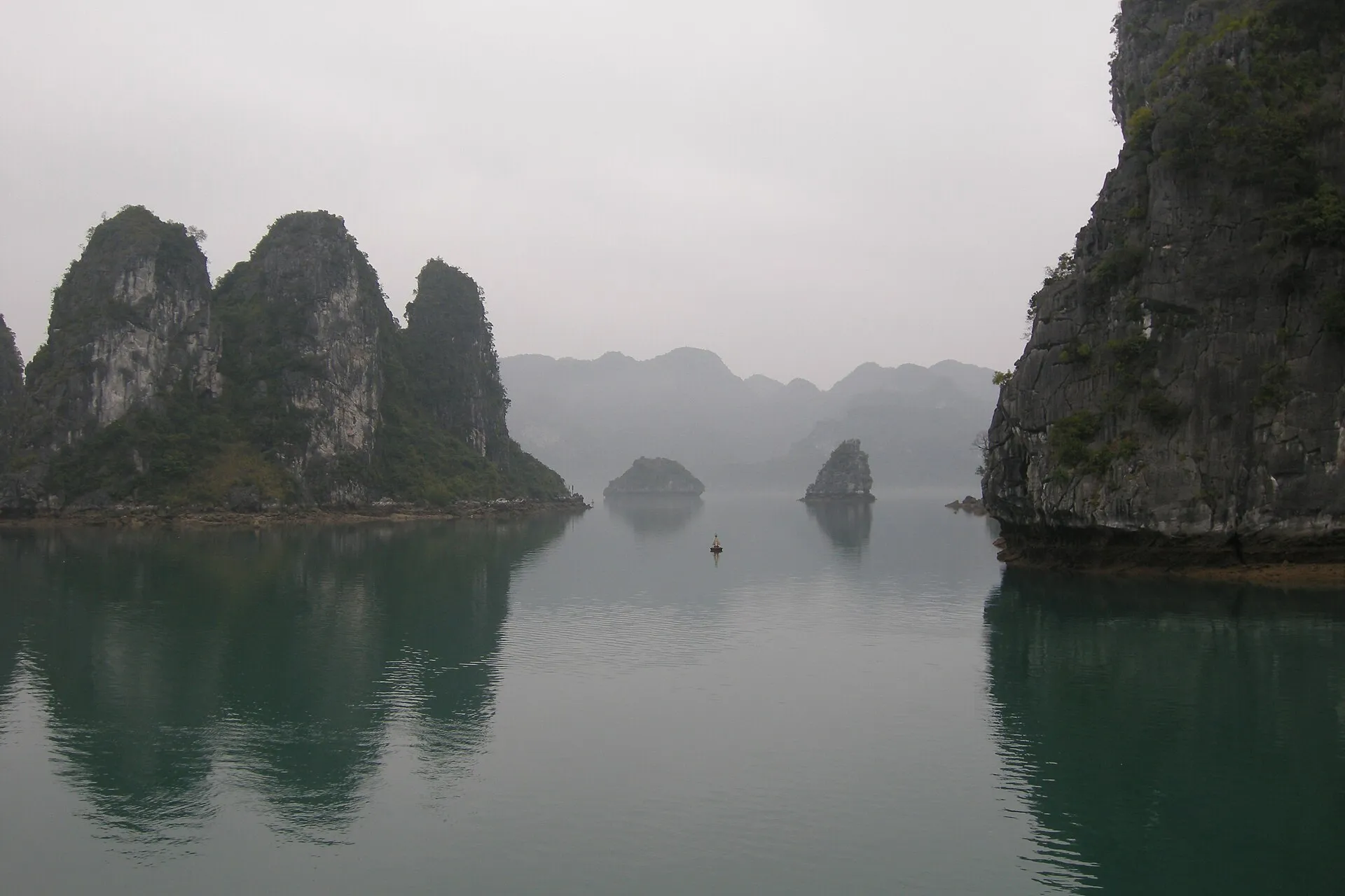 Neblige Kalksteininseln in der Hạ-Long-Bucht