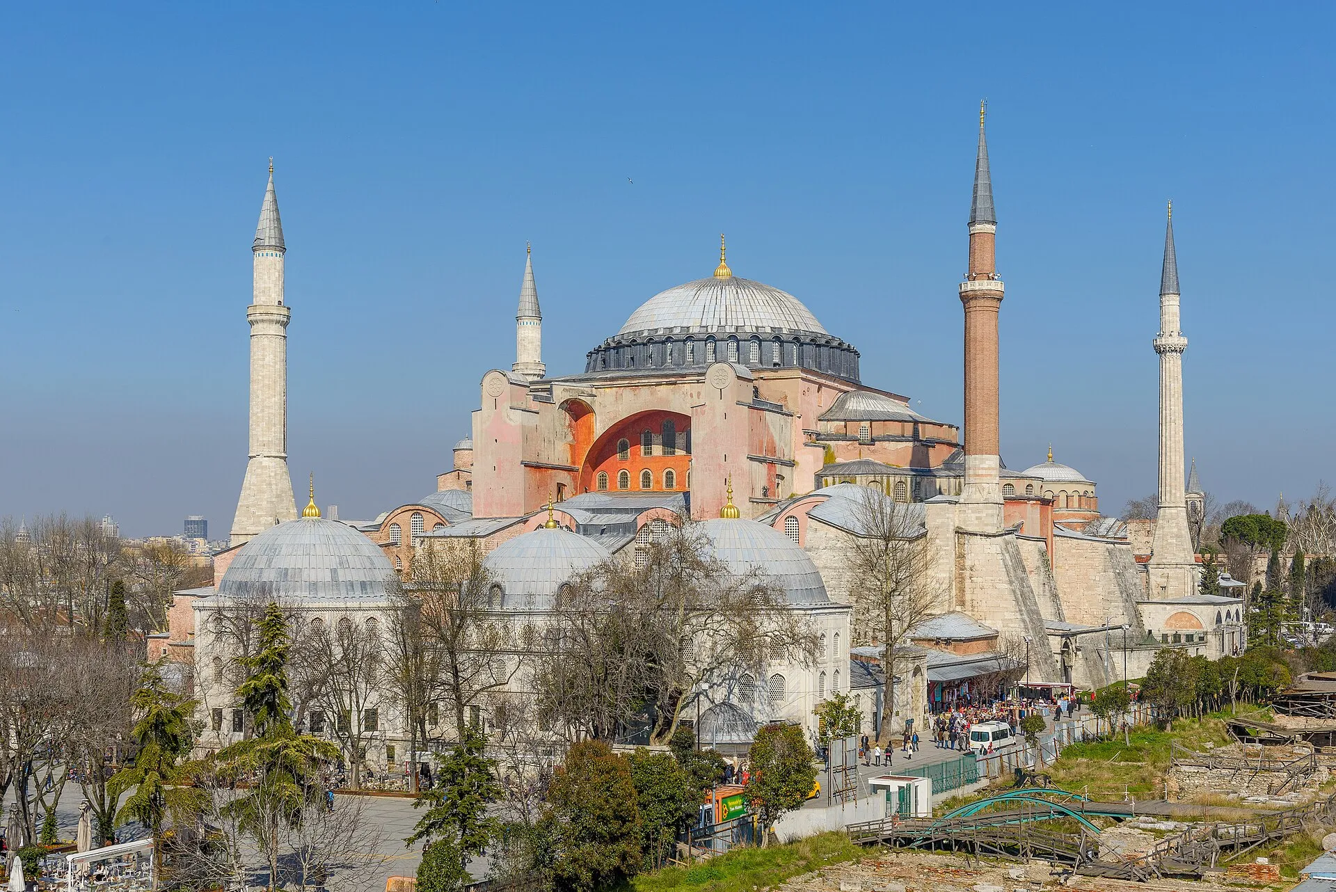 Die Hagia Sophia in Istanbul mit ihrer großen Kuppel und vier Minaretten