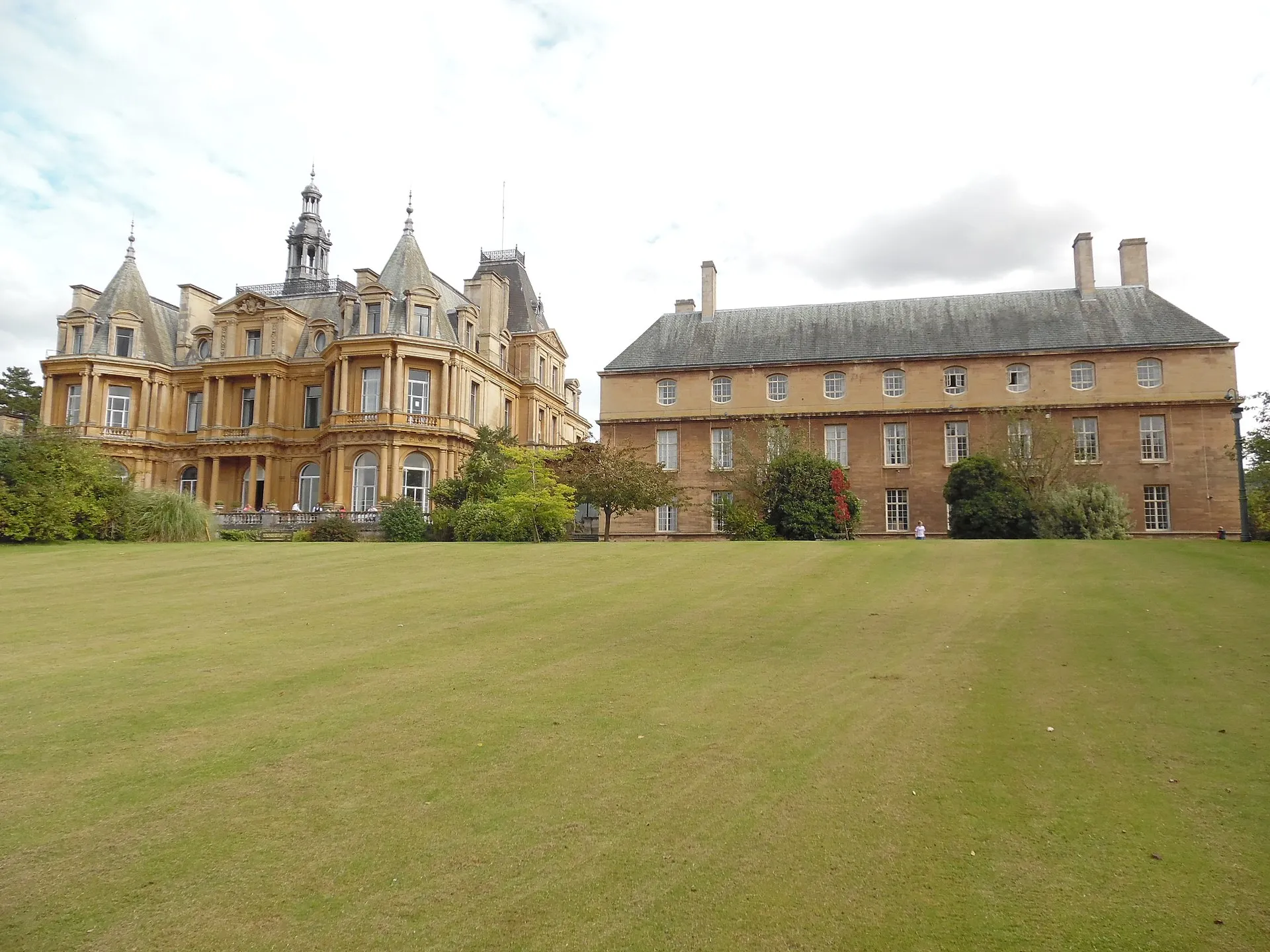 Halton House und sein Westflügel von der Gartenseite