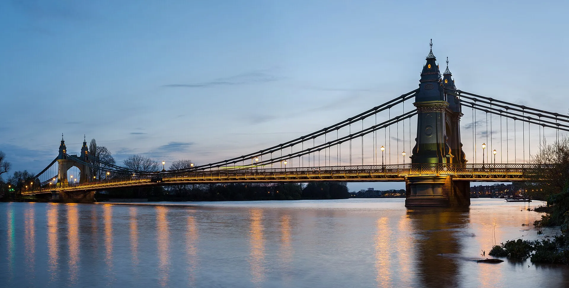 Beleuchtete Hammersmith Bridge über der Themse in der Dämmerung
